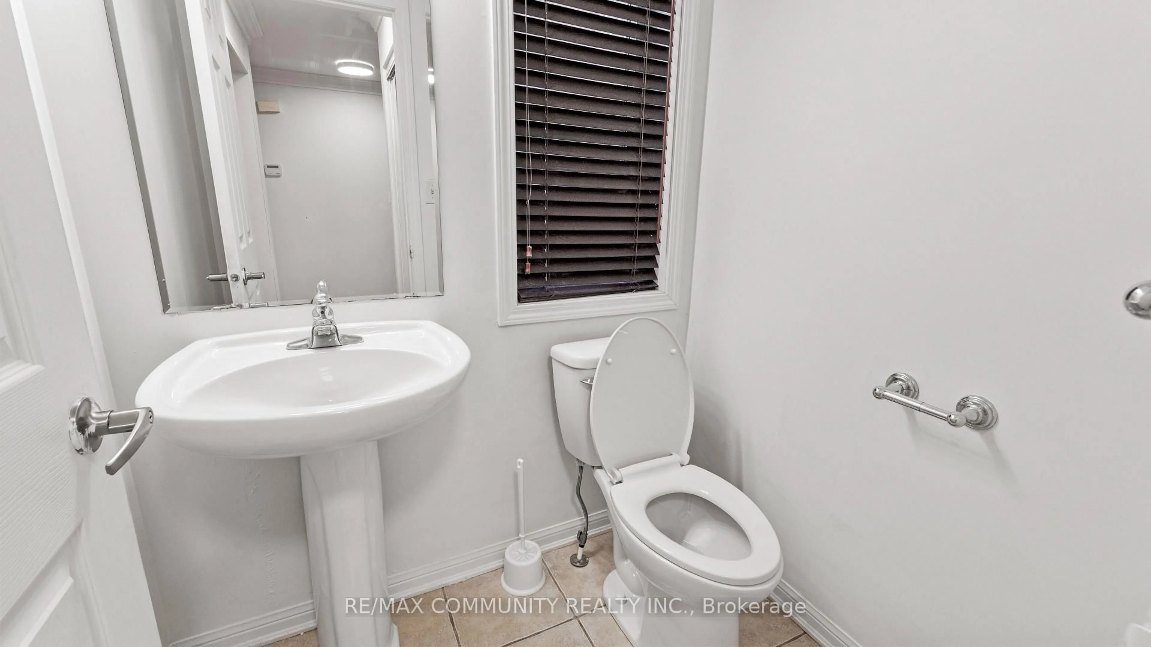 Standard bathroom, unknown for 76 John W Taylor Ave, New Tecumseth Ontario L9R 0C9