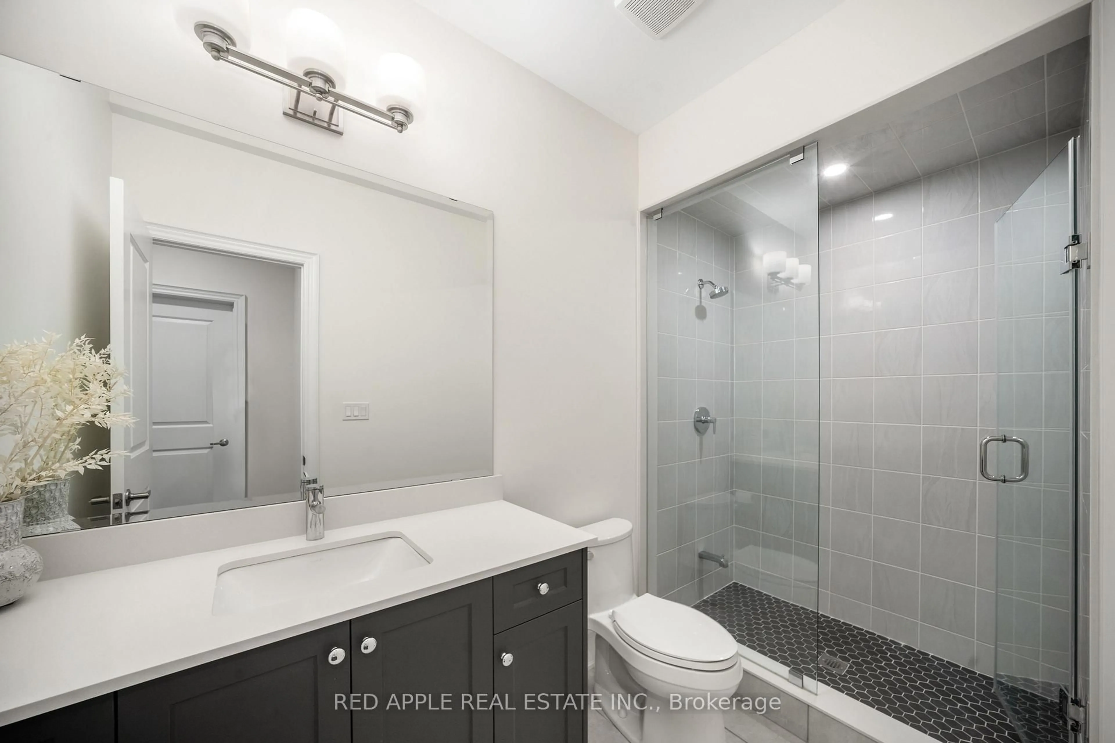 Standard bathroom, ceramic/tile floor for 9392 Bayview Ave, Richmond Hill Ontario L4C 4Z2