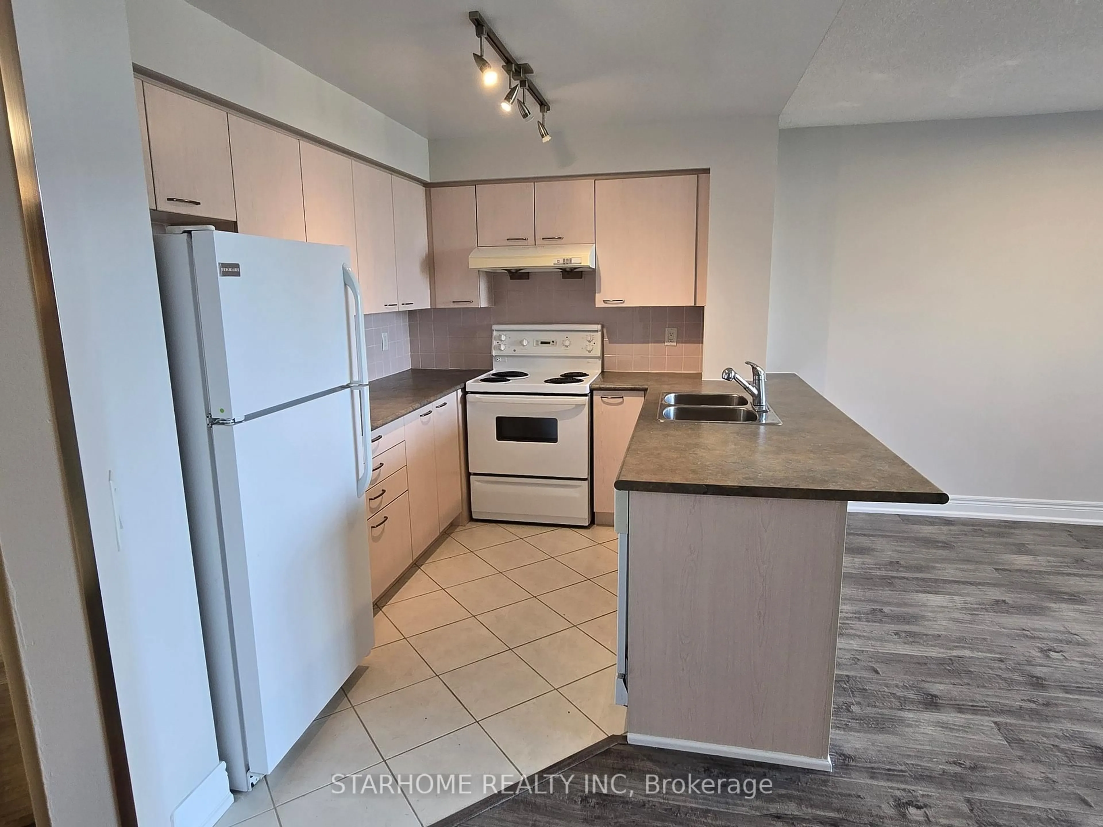 Standard kitchen, unknown for 62 Suncrest Blvd #501, Markham Ontario L3T 7Y6