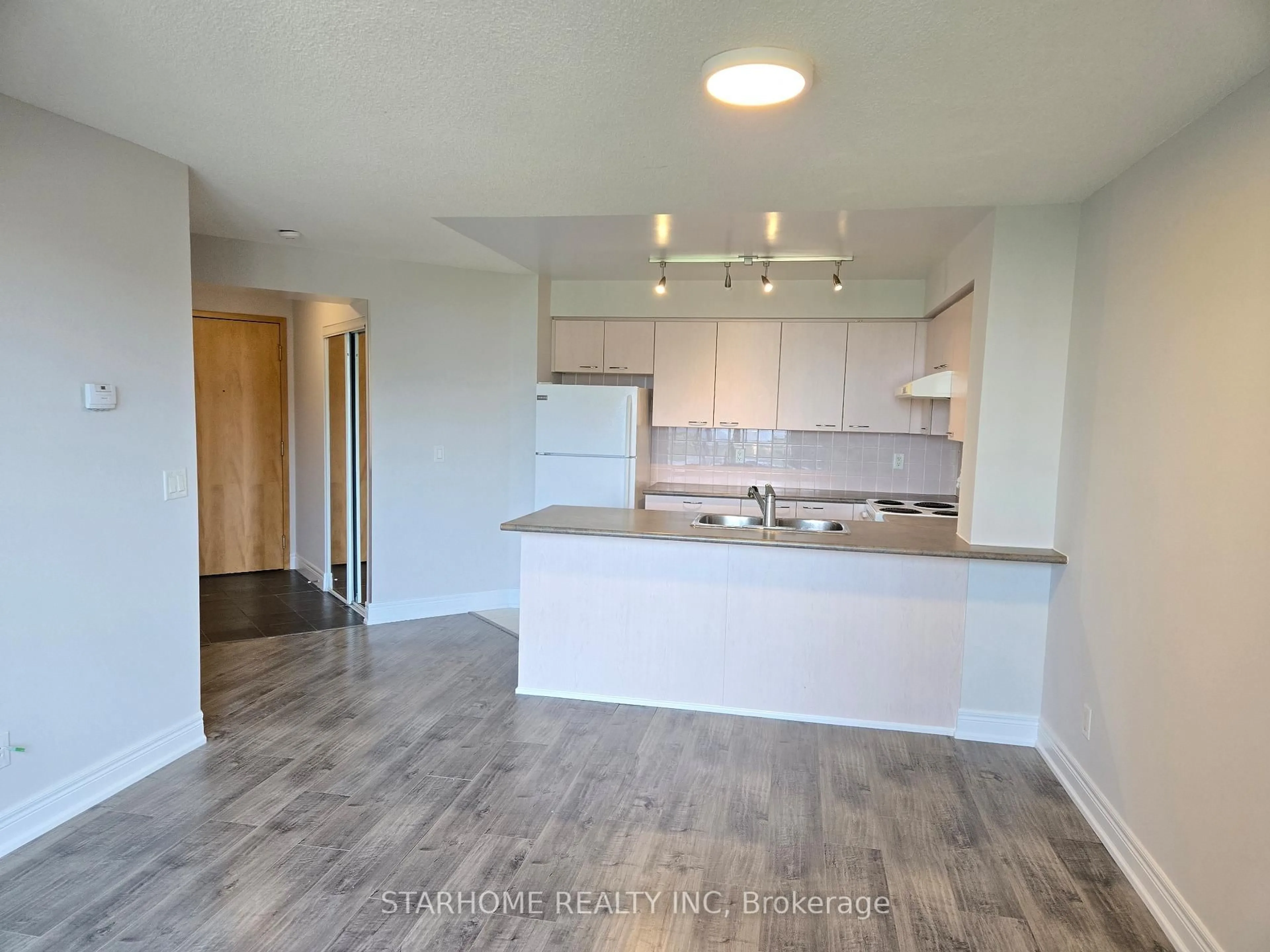 Standard kitchen, wood/laminate floor for 62 Suncrest Blvd #501, Markham Ontario L3T 7Y6
