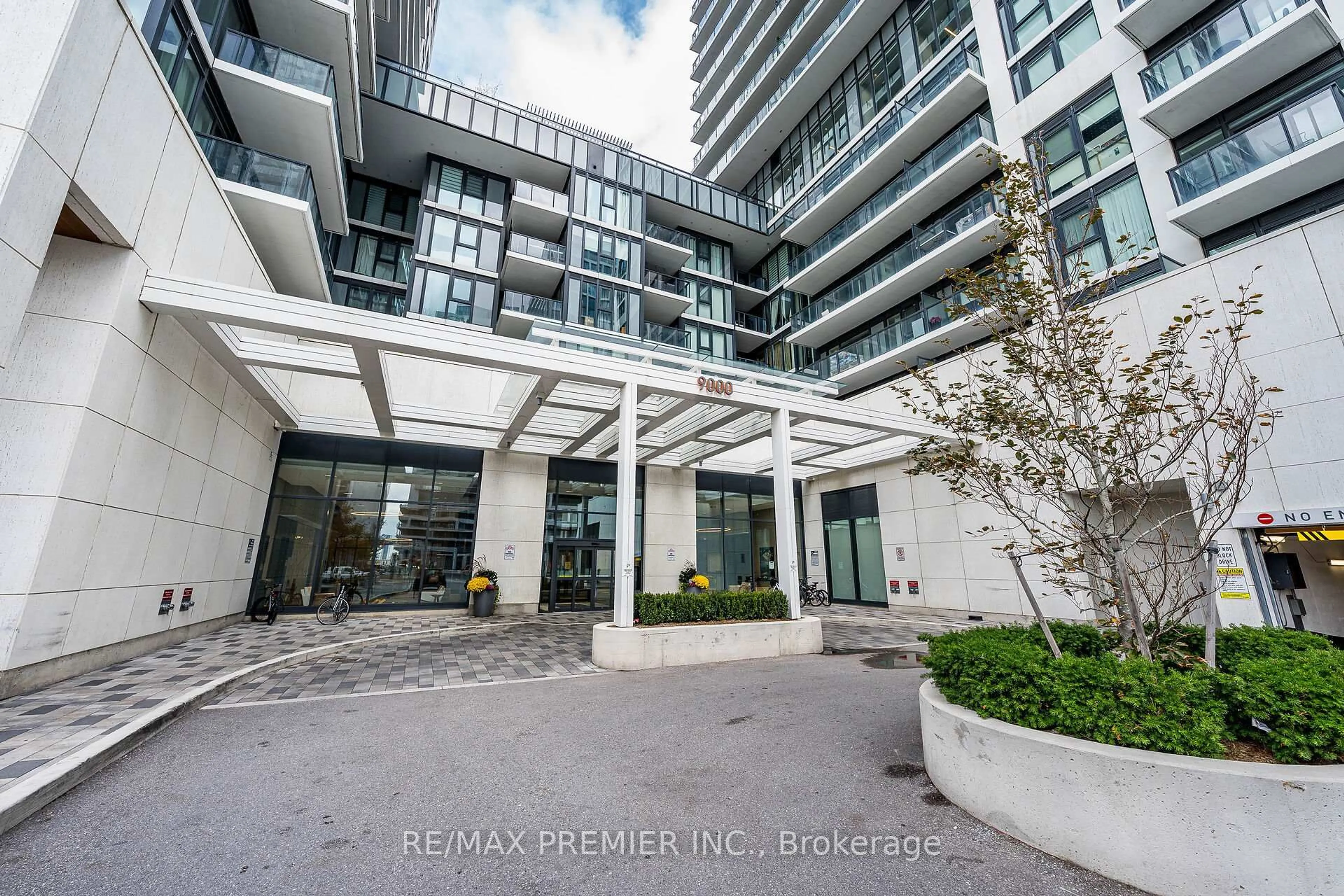Indoor foyer for 9000 Jane St #215, Vaughan Ontario L4K 0M6