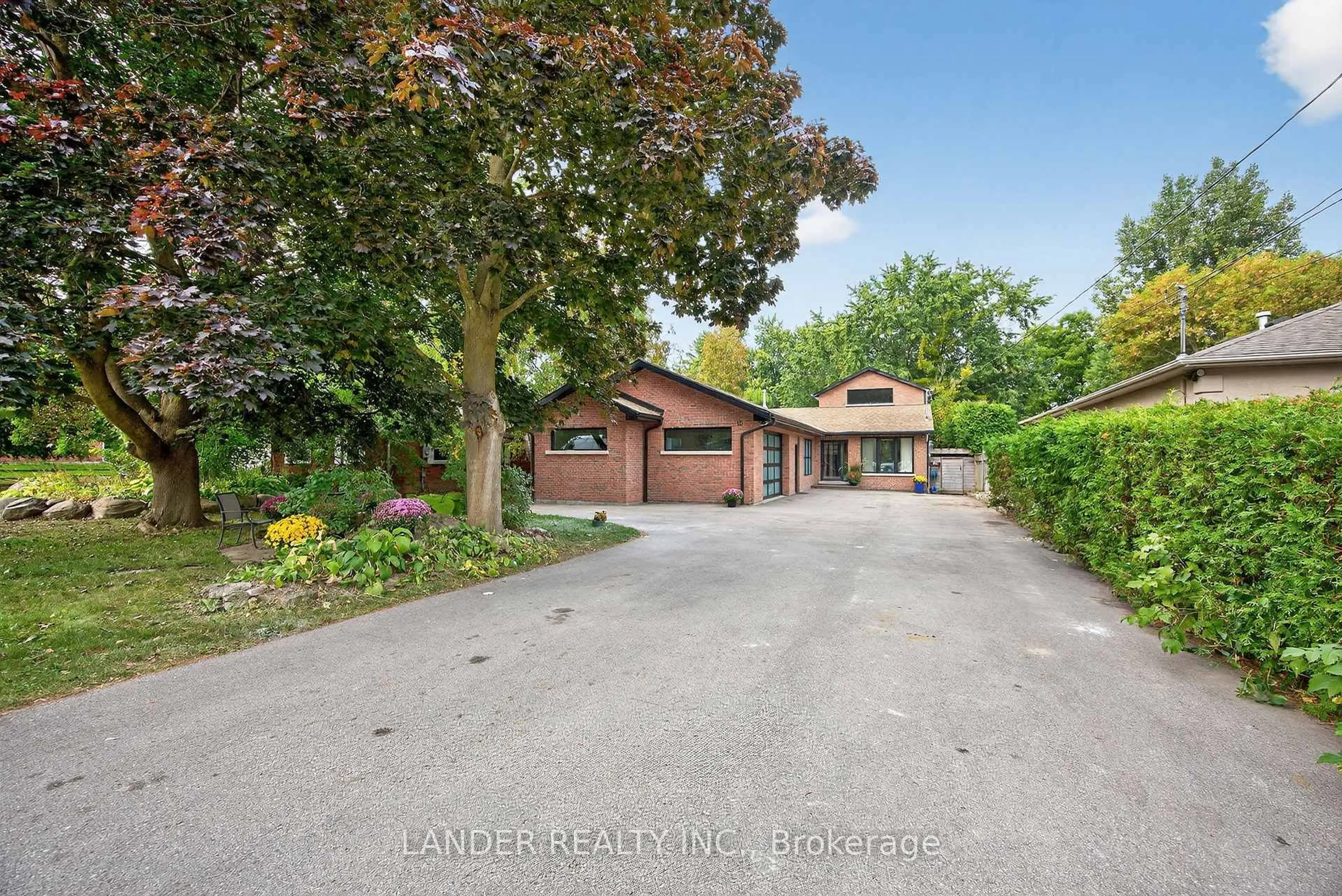 A pic from outside/outdoor area/front of a property/back of a property/a pic from drone, street for 10 Charles St, East Gwillimbury Ontario L0G 1V0