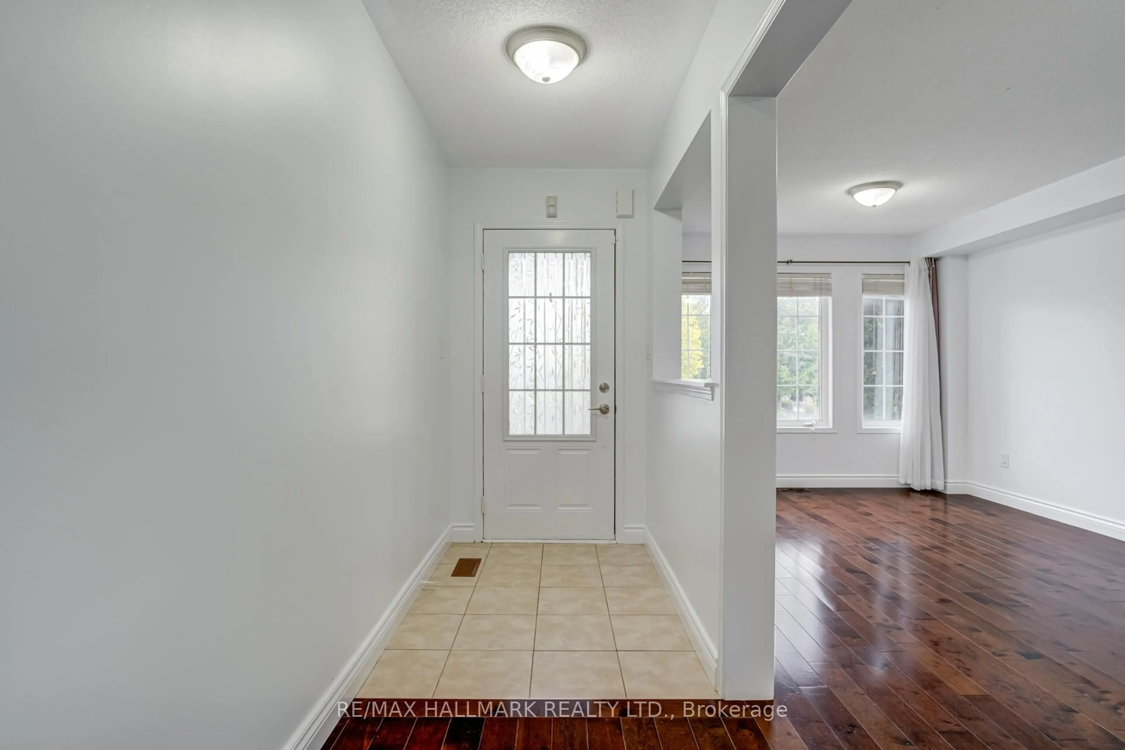 Indoor entryway for 125 Faris St, Bradford West Gwillimbury Ontario L3Z 0C6