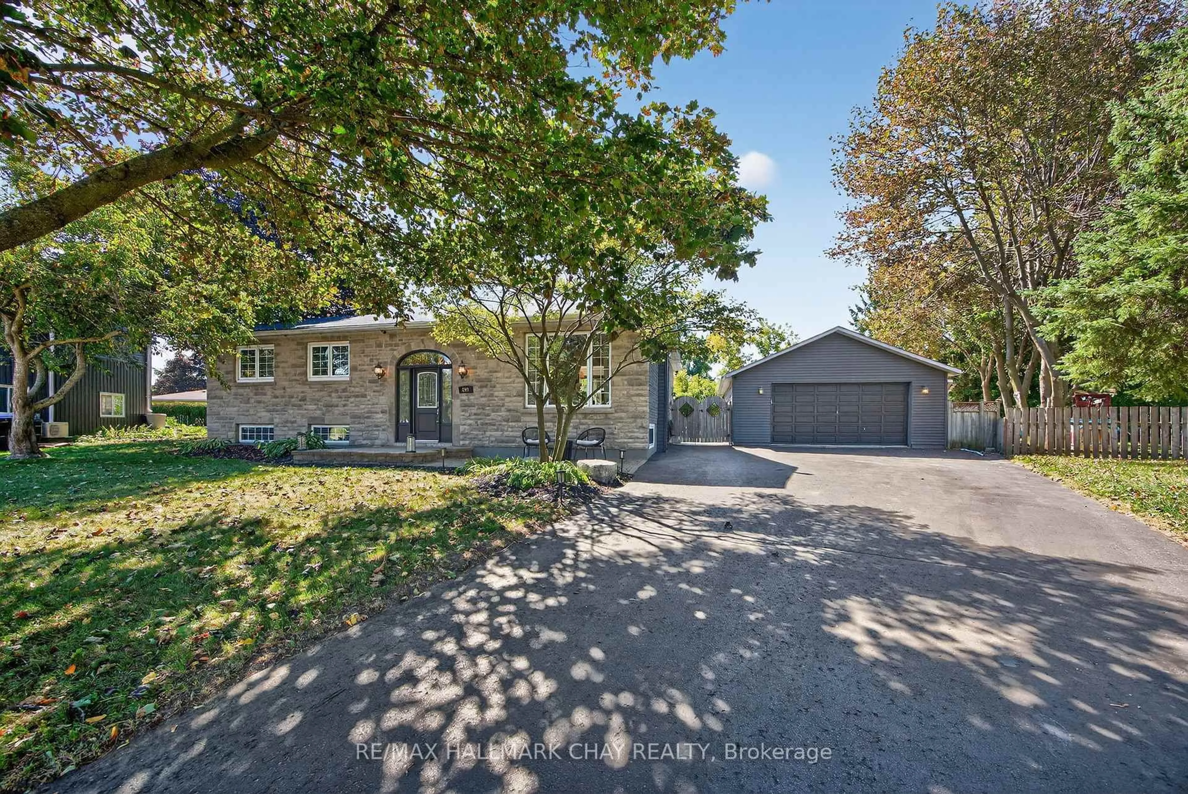 A pic from outside/outdoor area/front of a property/back of a property/a pic from drone, street for 209 Newholme Circ, Innisfil Ontario L9S 1E9
