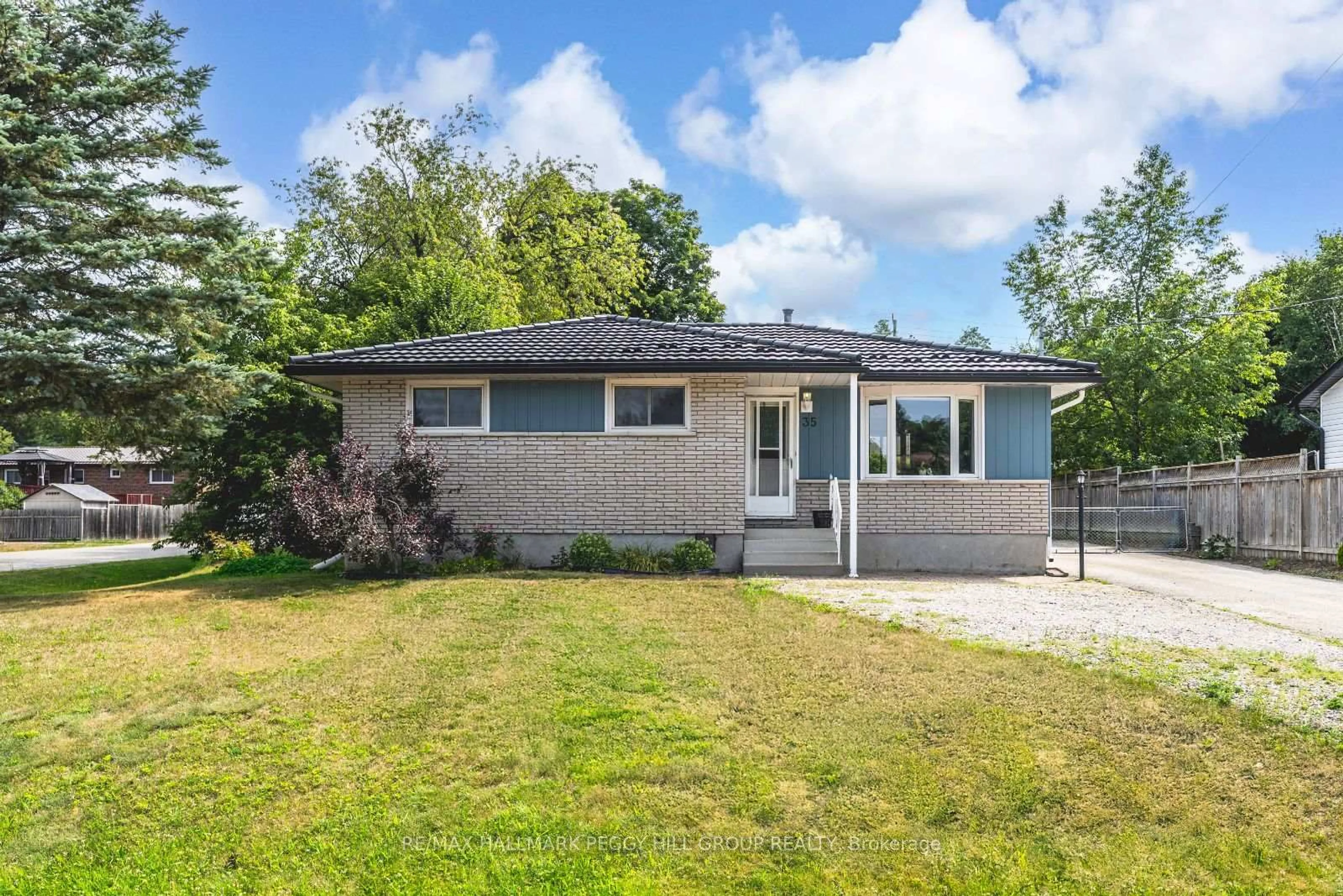 Home with vinyl exterior material, street for 35 Ashburton Cres, Essa Ontario L0M 1B0