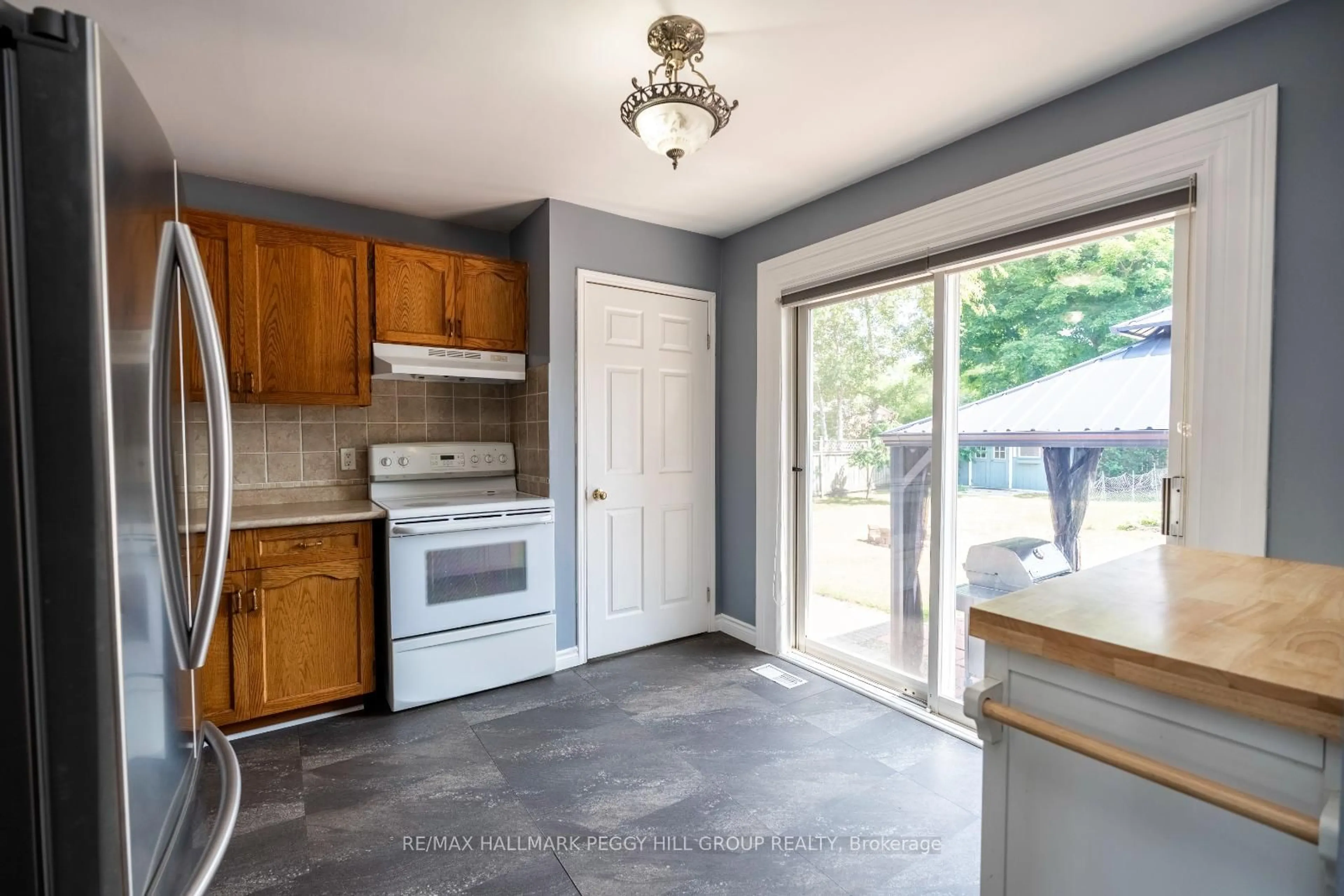 Unknown for 35 Ashburton Cres, Essa Ontario L0M 1B0