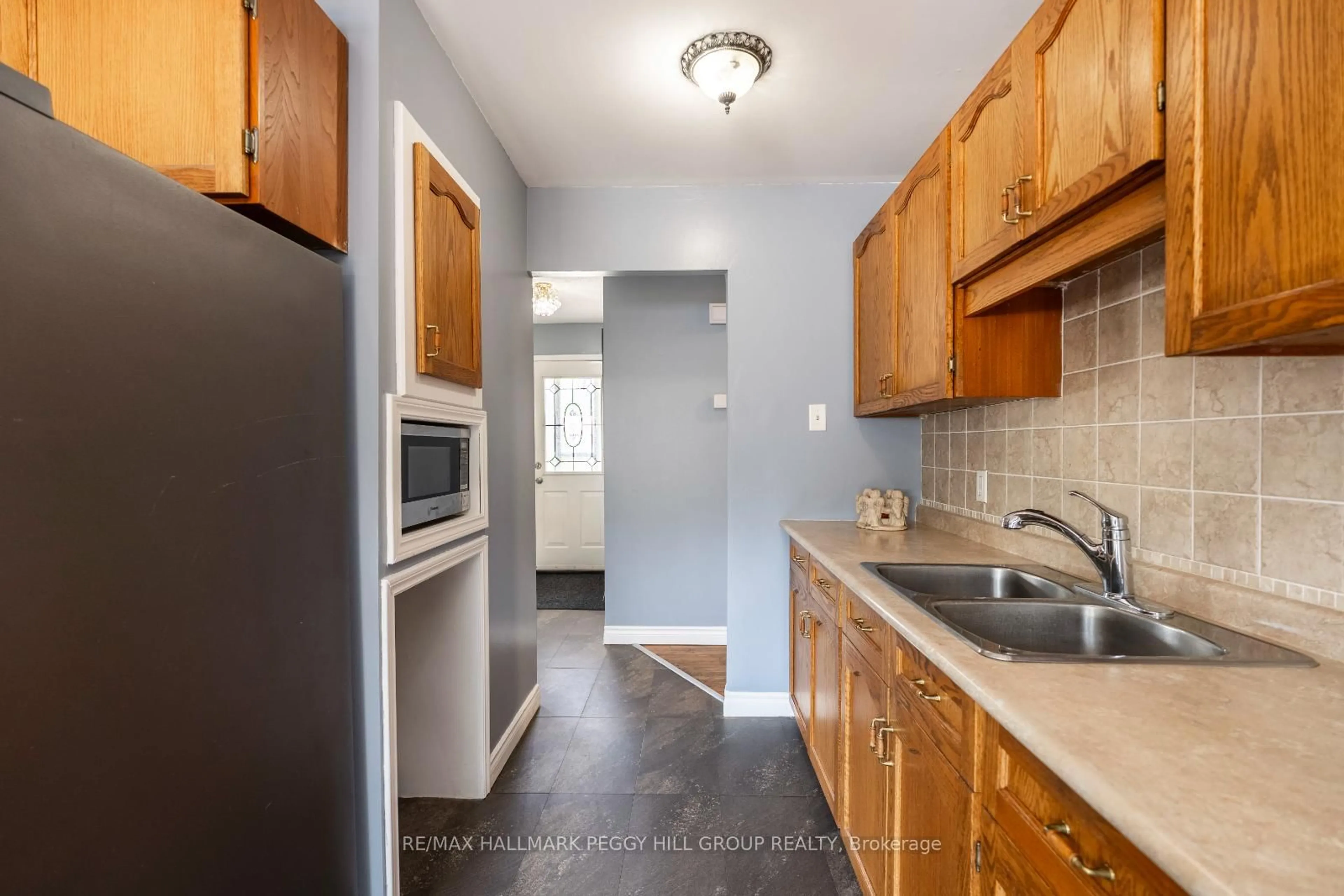 Standard kitchen, unknown for 35 Ashburton Cres, Essa Ontario L0M 1B0