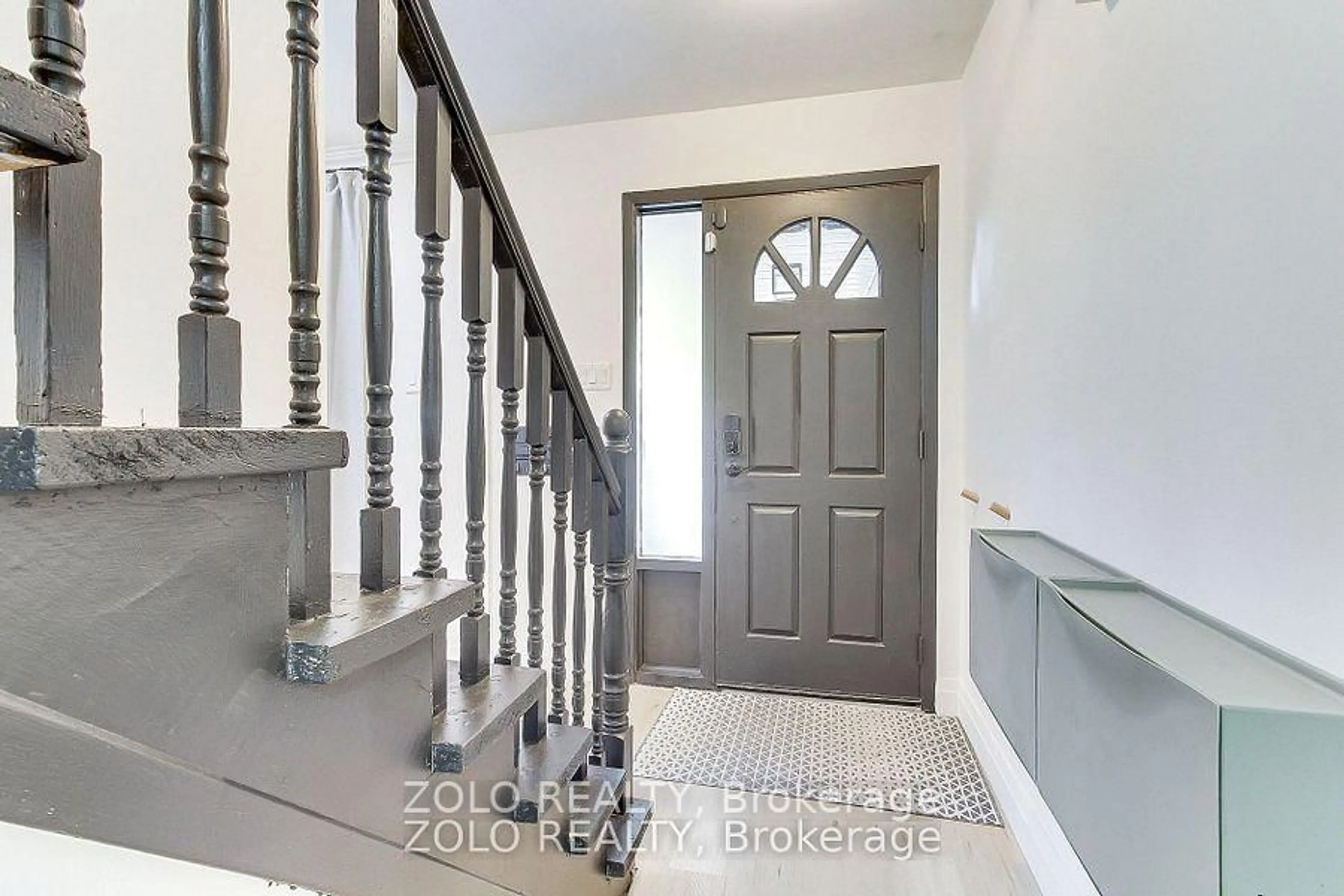 Indoor entryway for 388 Terry Dr, Newmarket Ontario L3Y 5E7