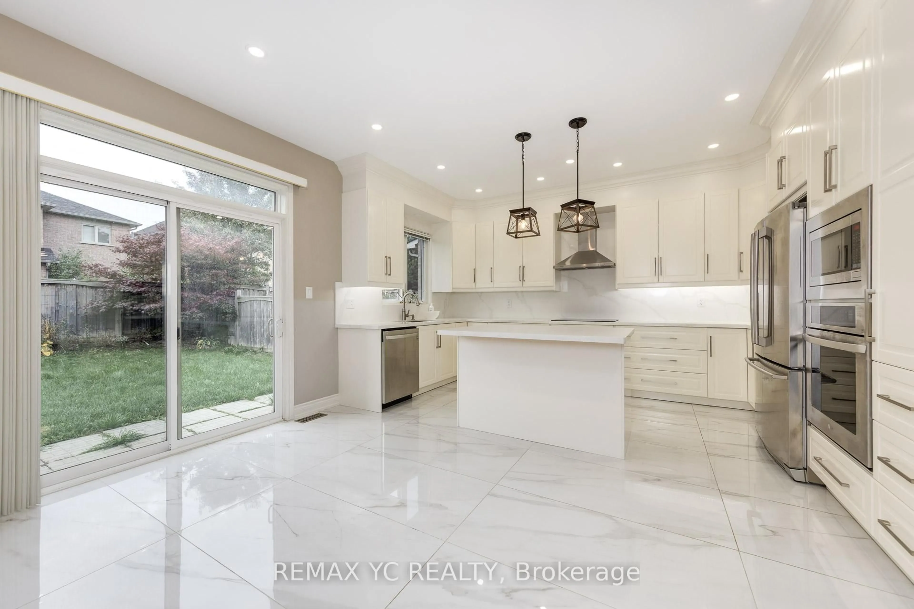 Open concept kitchen, ceramic/tile floor for 7 Riverhill Dr, Vaughan Ontario L6A 0P2