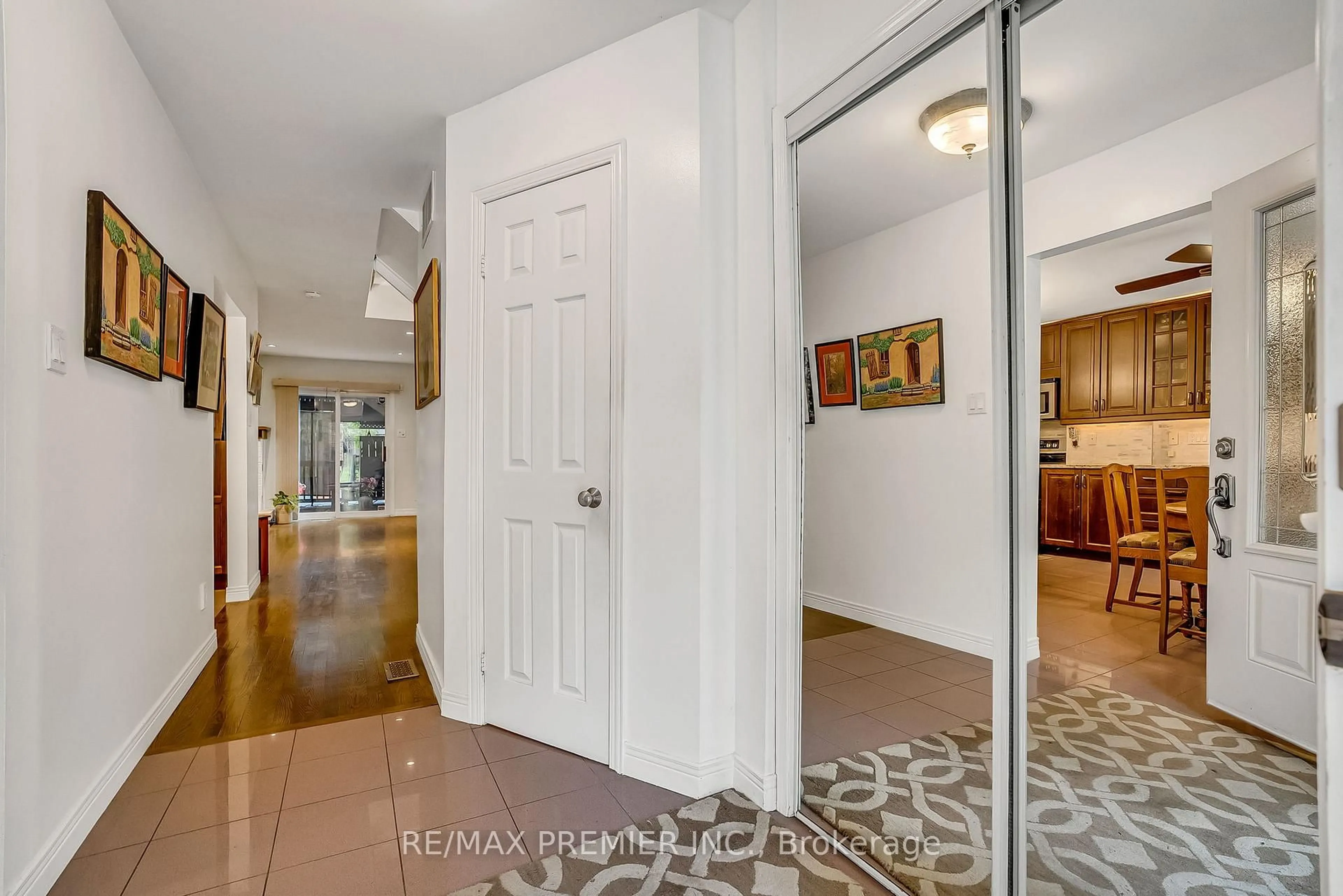 Indoor entryway for 31 James St, Vaughan Ontario L4L 1X6