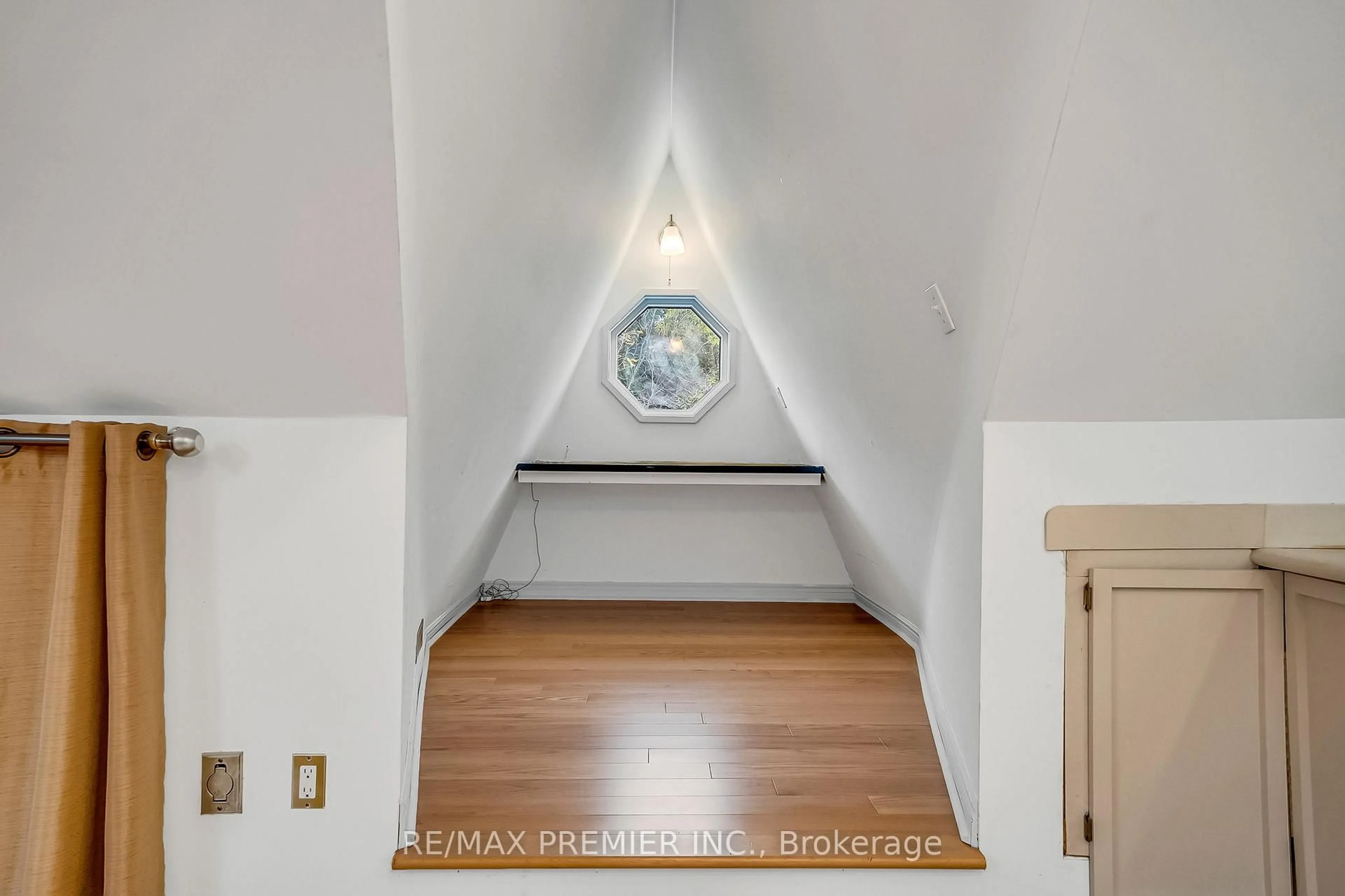 Indoor entryway for 31 James St, Vaughan Ontario L4L 1X6