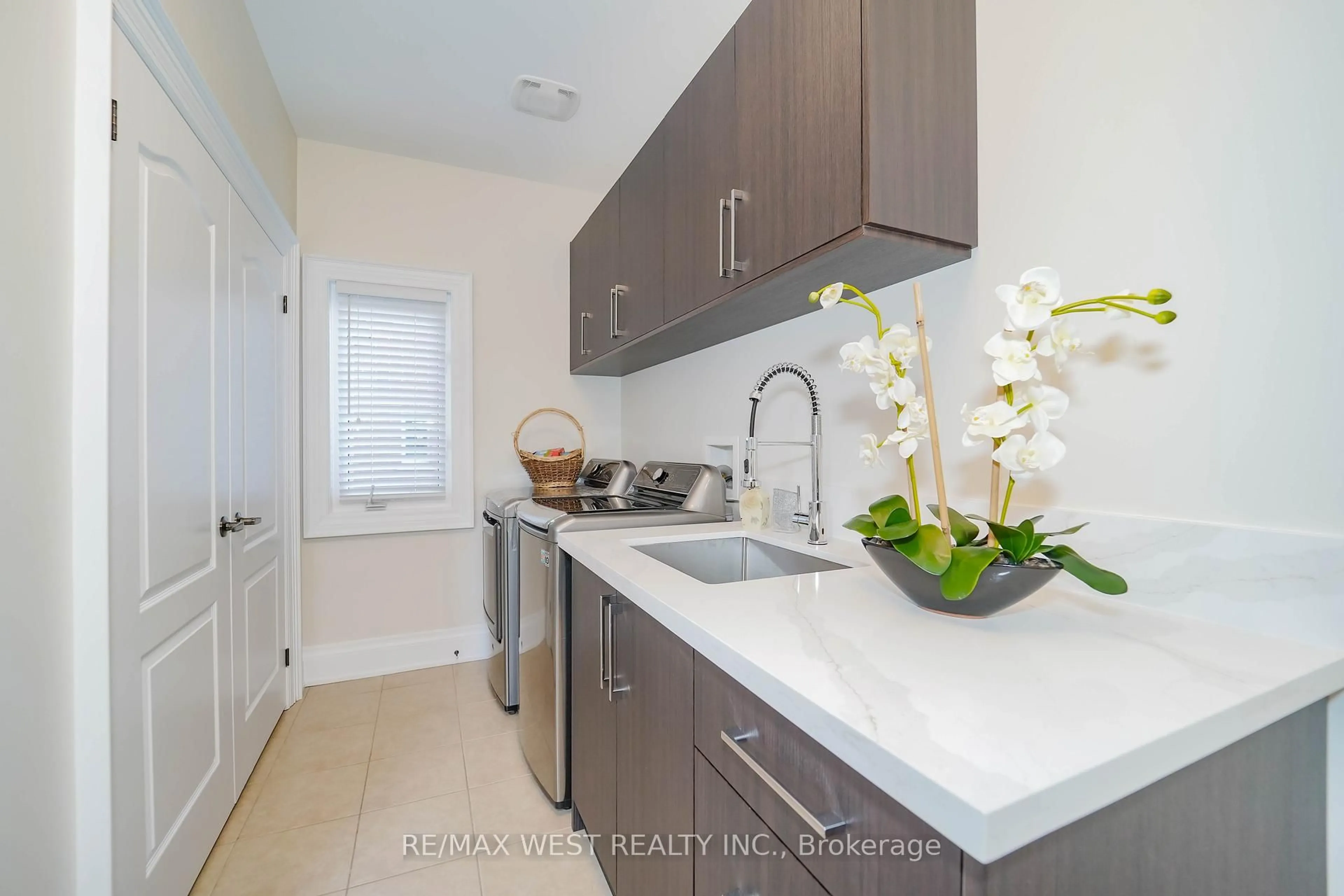 Laundry room for 18 Wyndance Way, Uxbridge Ontario L9P 0B8