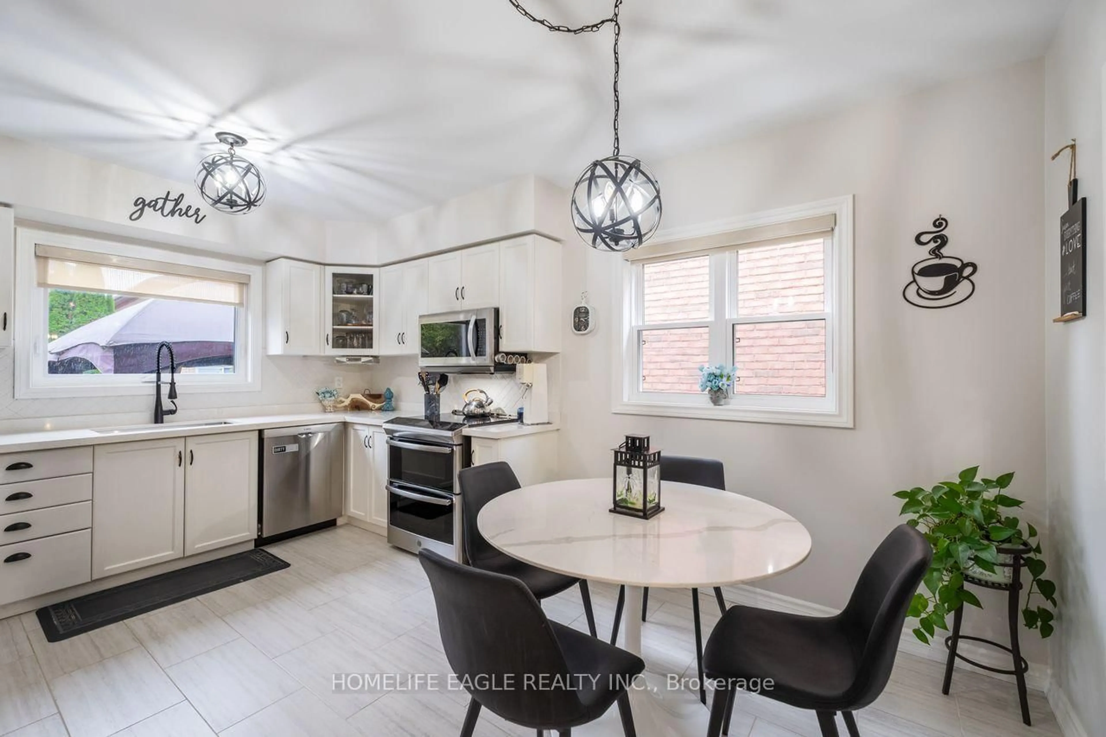 Open concept kitchen, ceramic/tile floor for 114 Surgeoner Cres, Newmarket Ontario L3X 2L2