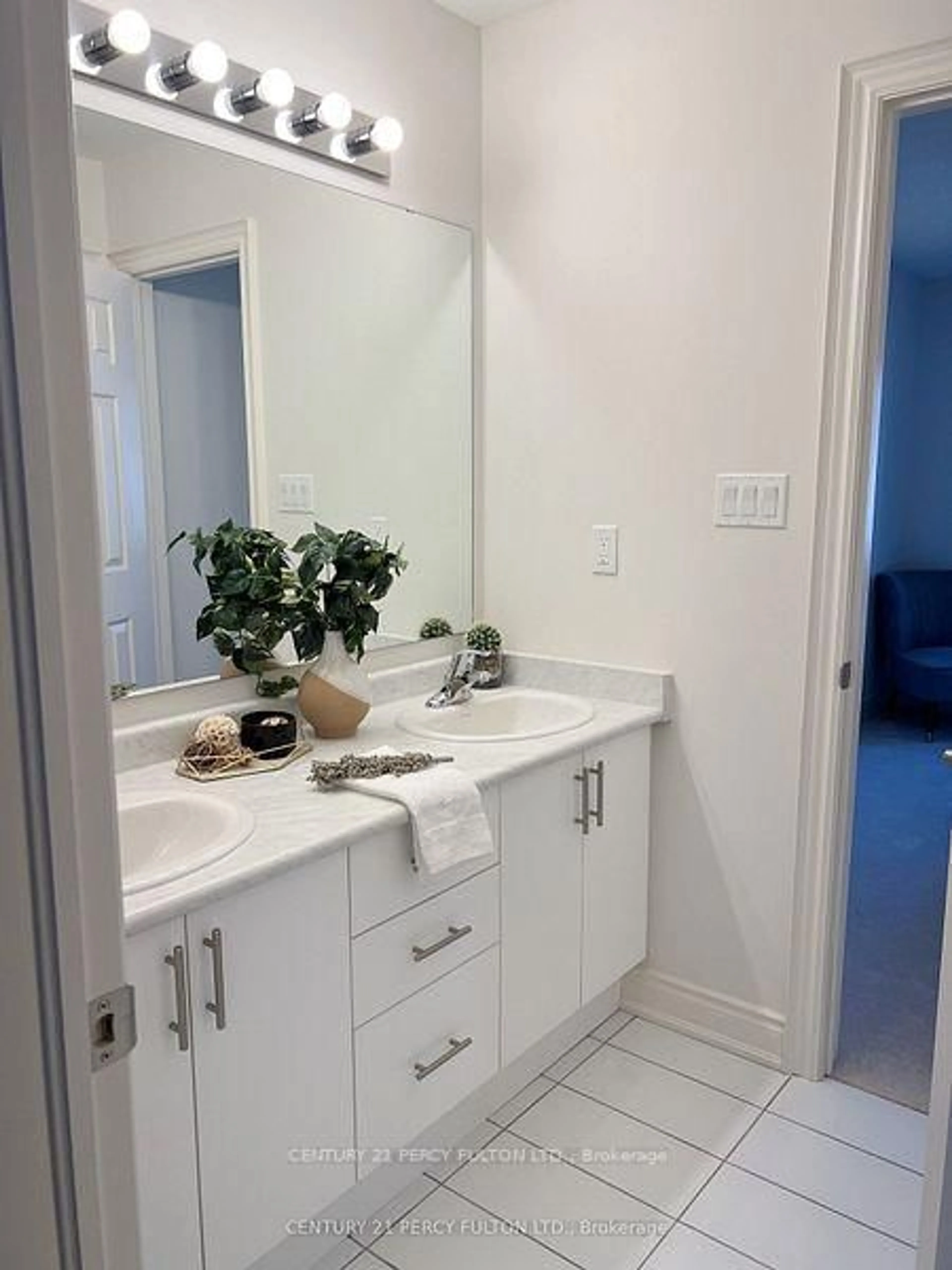 Contemporary bathroom, ceramic/tile floor for 178 Fallharvest Way, Whitchurch-Stouffville Ontario L4A 4W3