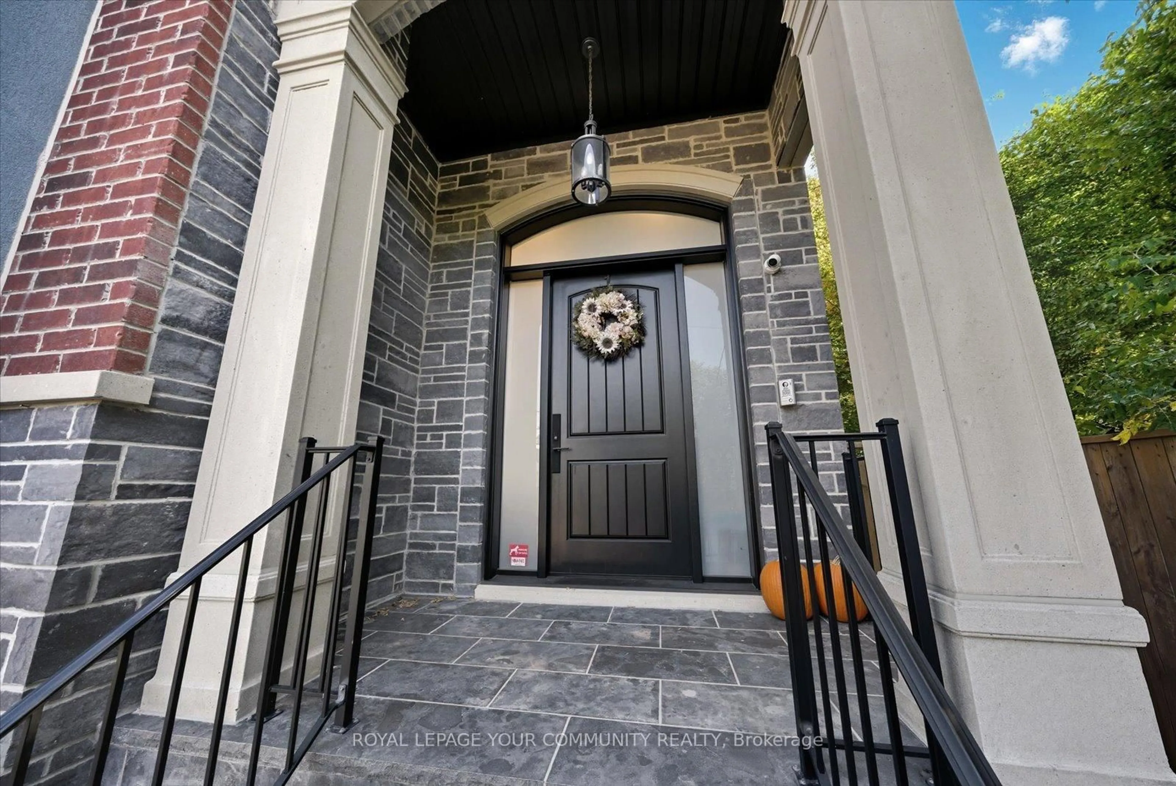 Indoor entryway for 47 Hall St, Richmond Hill Ontario L4C 4N7