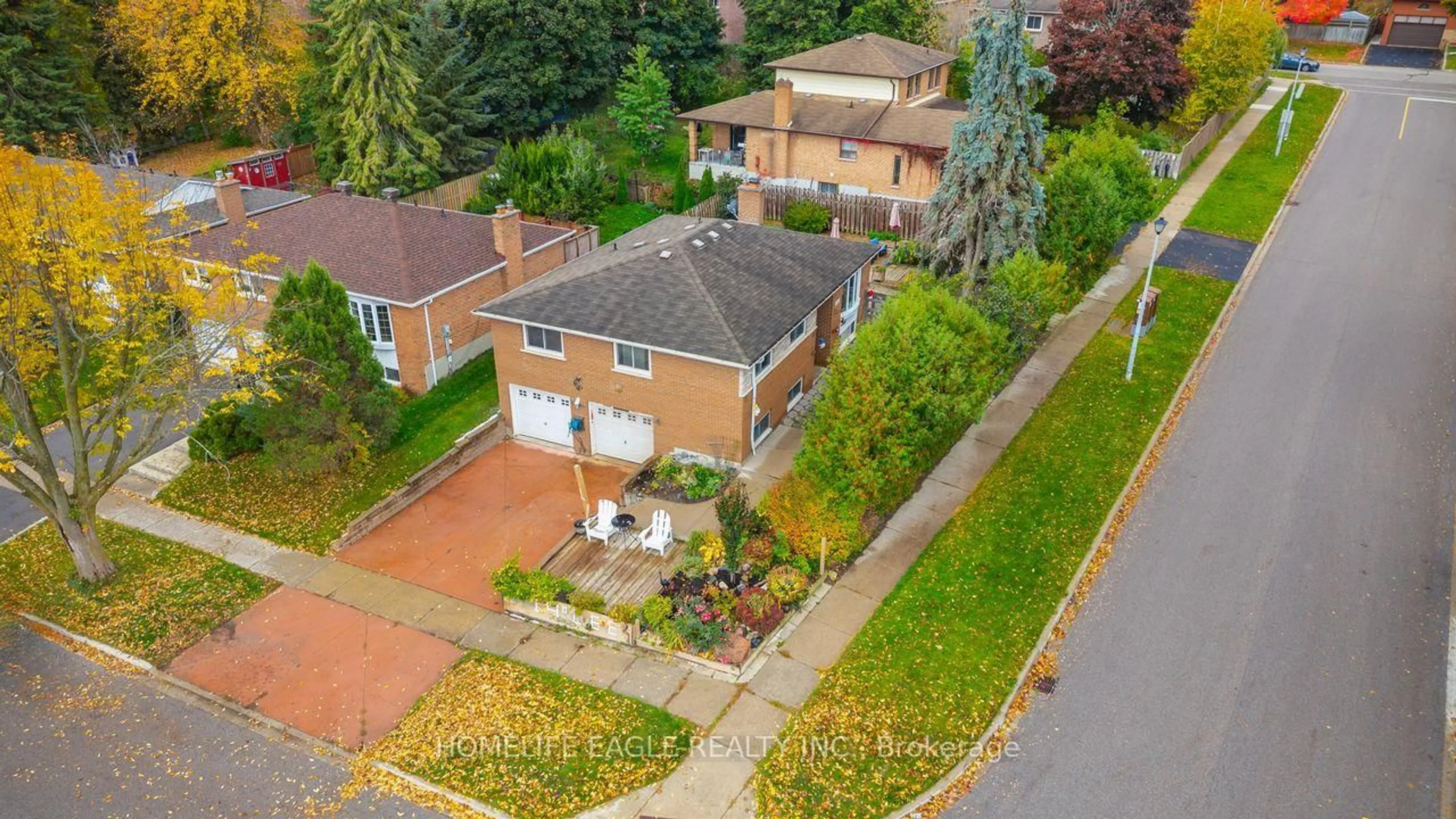 A pic from outside/outdoor area/front of a property/back of a property/a pic from drone, street for 14 Lee Ave, Bradford West Gwillimbury Ontario L3Z 1A9