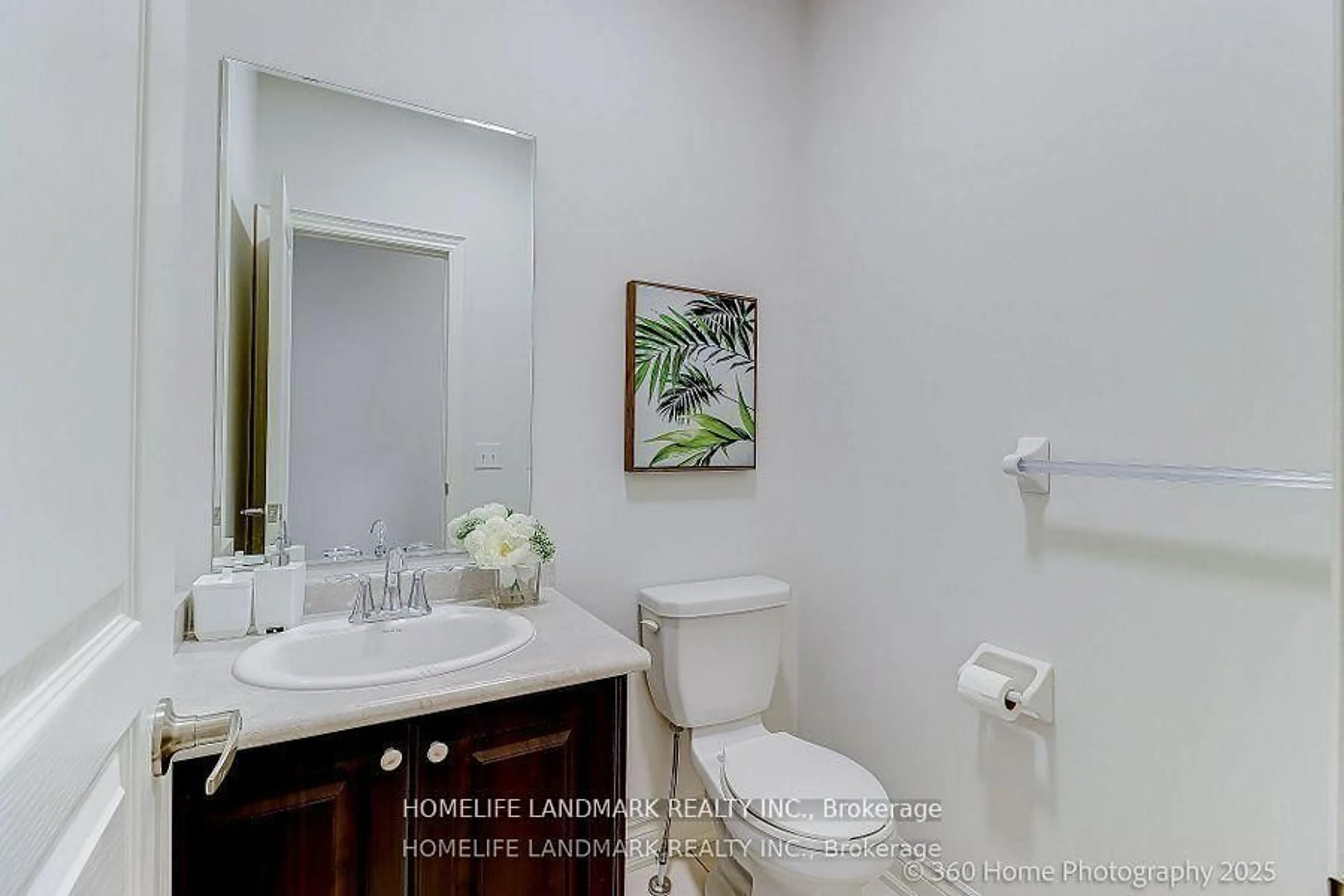Standard bathroom, ceramic/tile floor for 16 Beechborough Cres, East Gwillimbury Ontario L9N 0P2