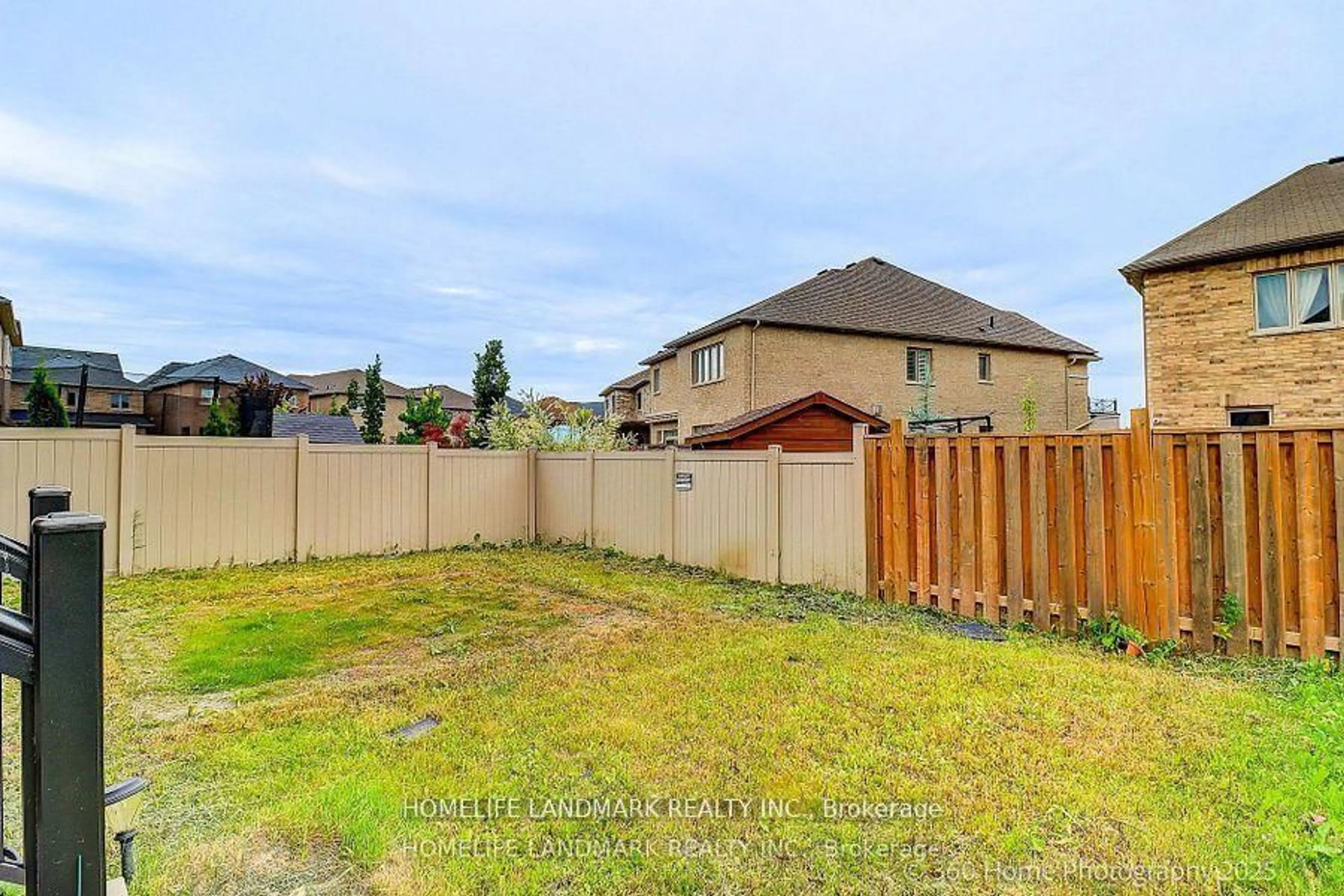 A pic from outside/outdoor area/front of a property/back of a property/a pic from drone, unknown for 16 Beechborough Cres, East Gwillimbury Ontario L9N 0P2