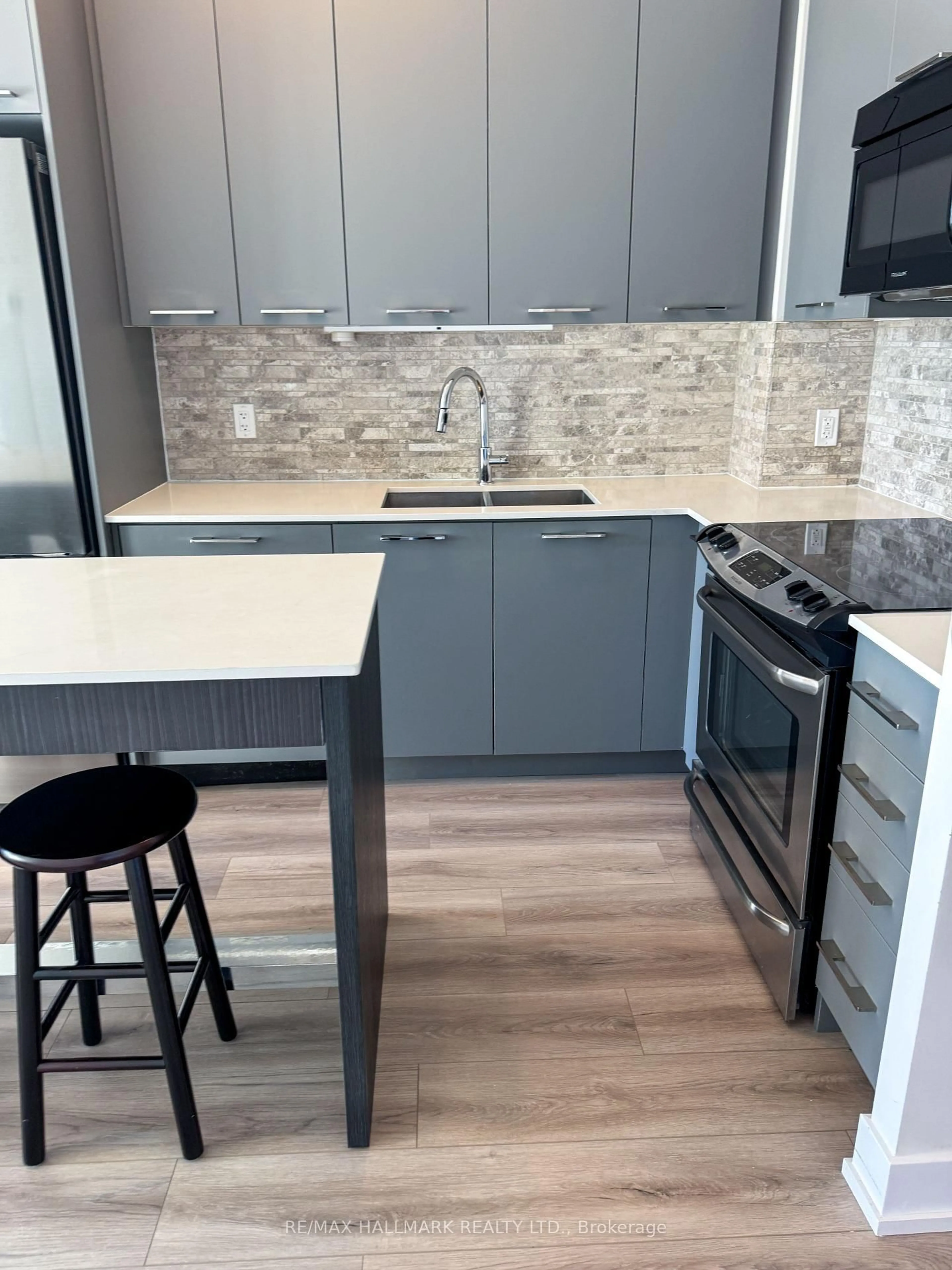 Contemporary kitchen, unknown for 9471 Yonge St #327, Richmond Hill Ontario L4C 0Z5