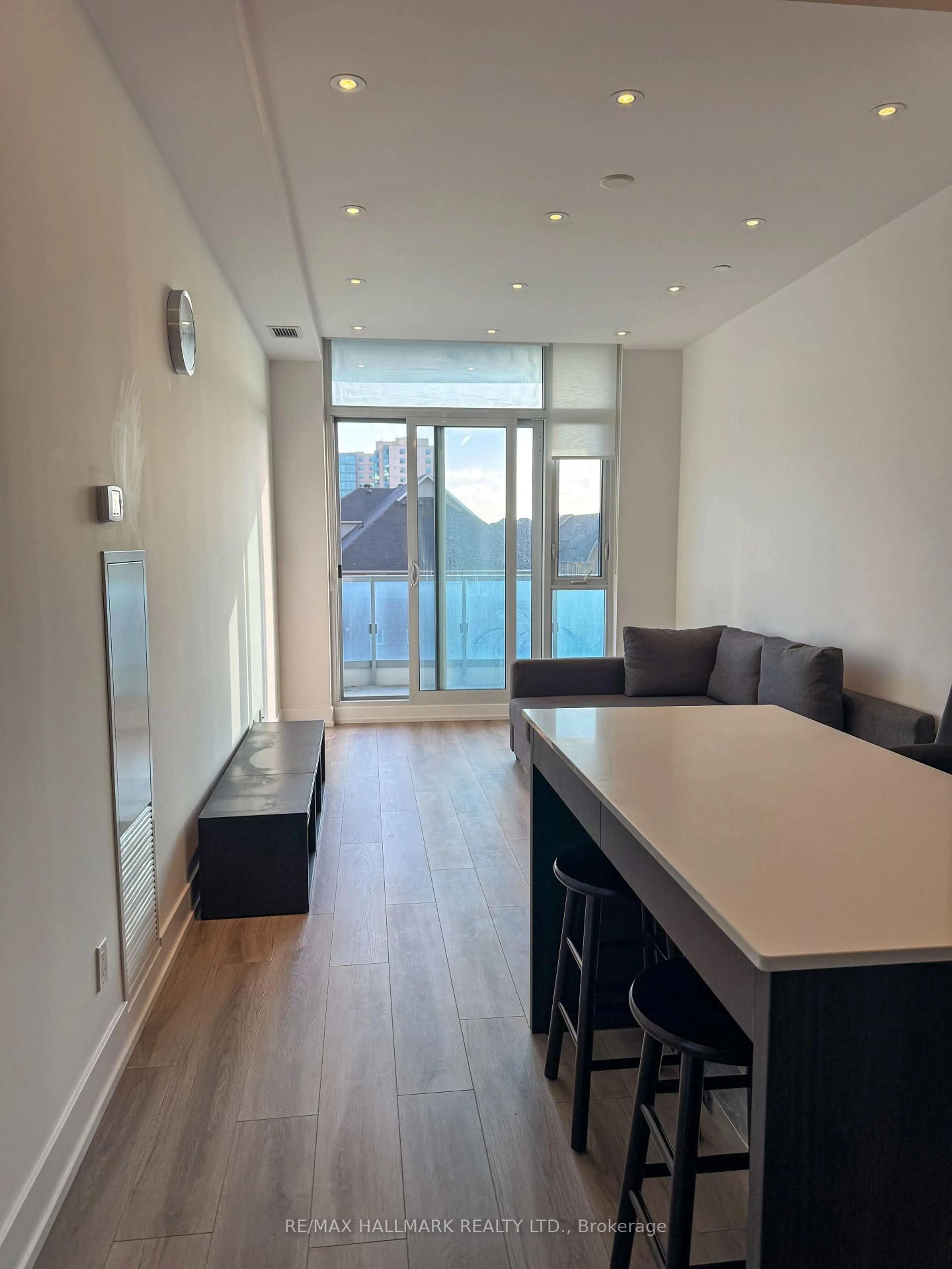 A pic of a room for 9471 Yonge St #327, Richmond Hill Ontario L4C 0Z5