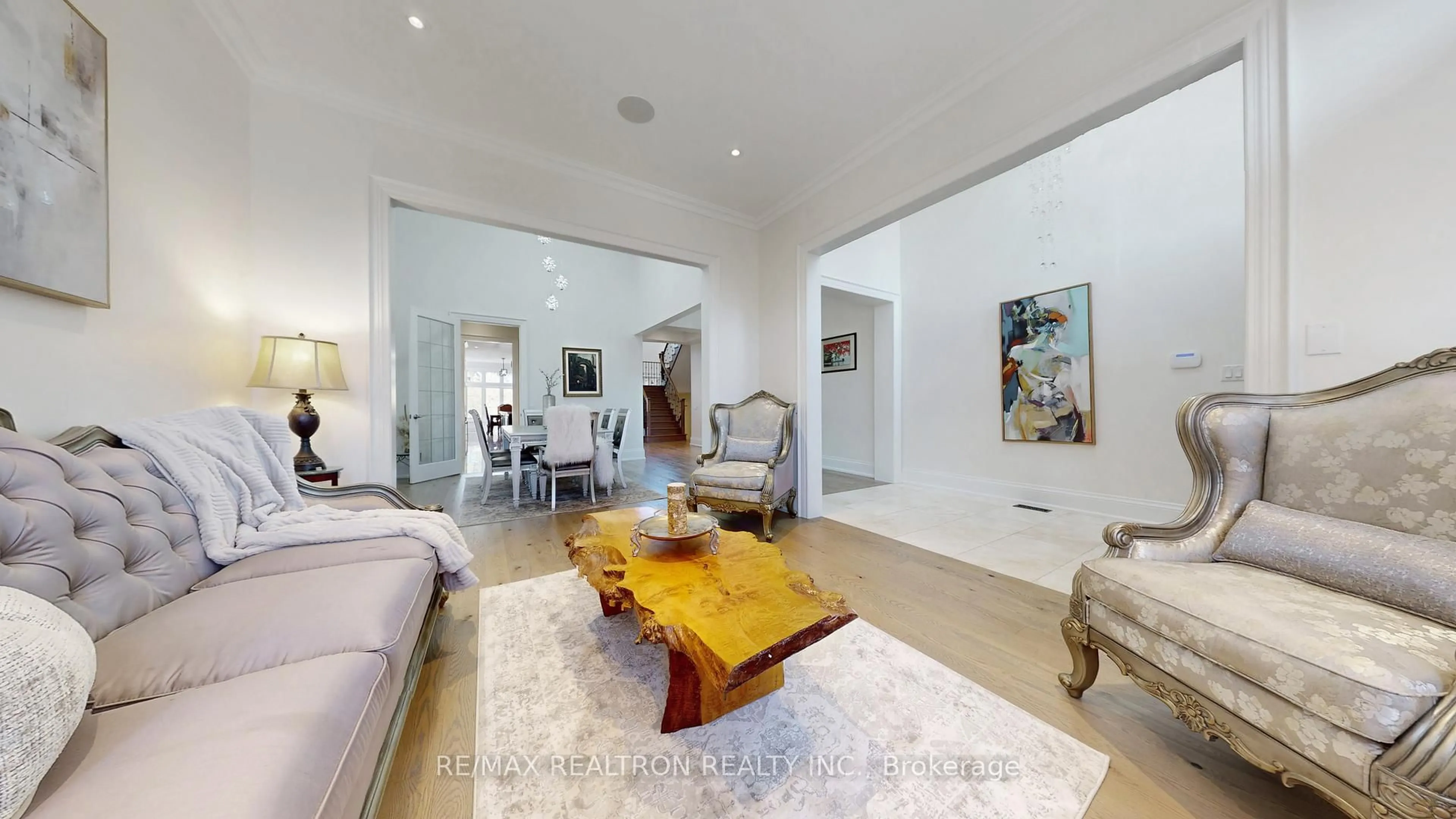 Living room with furniture, unknown for 24 Hogan Crt, King Ontario L7B 0M1