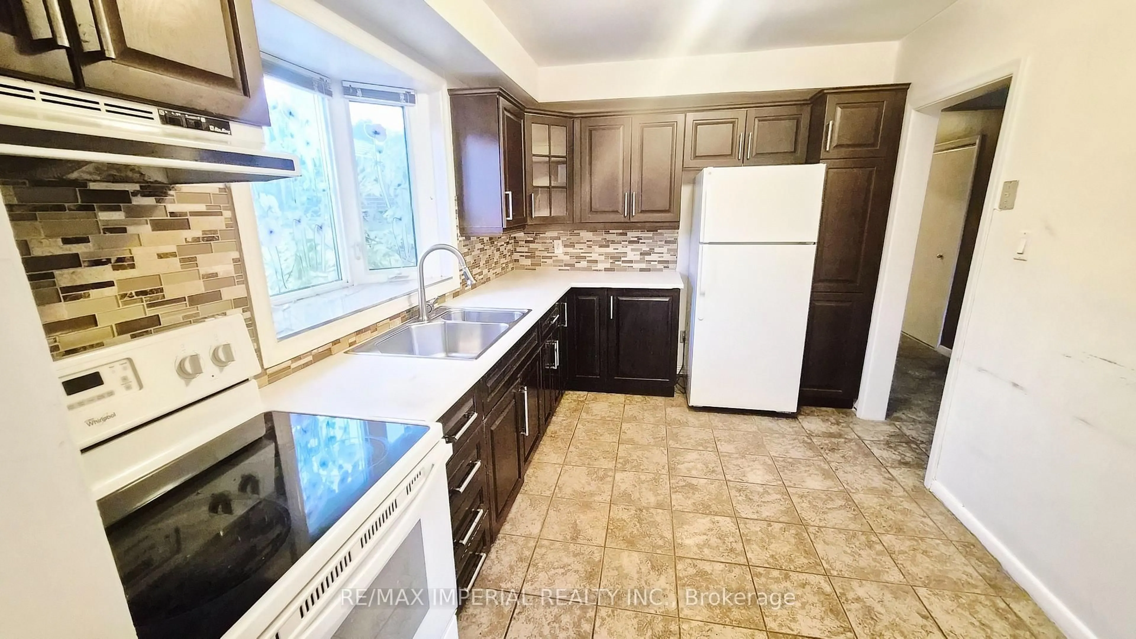 Standard kitchen, ceramic/tile floor for 422 Lynett Cres, Richmond Hill Ontario L4C 2V7