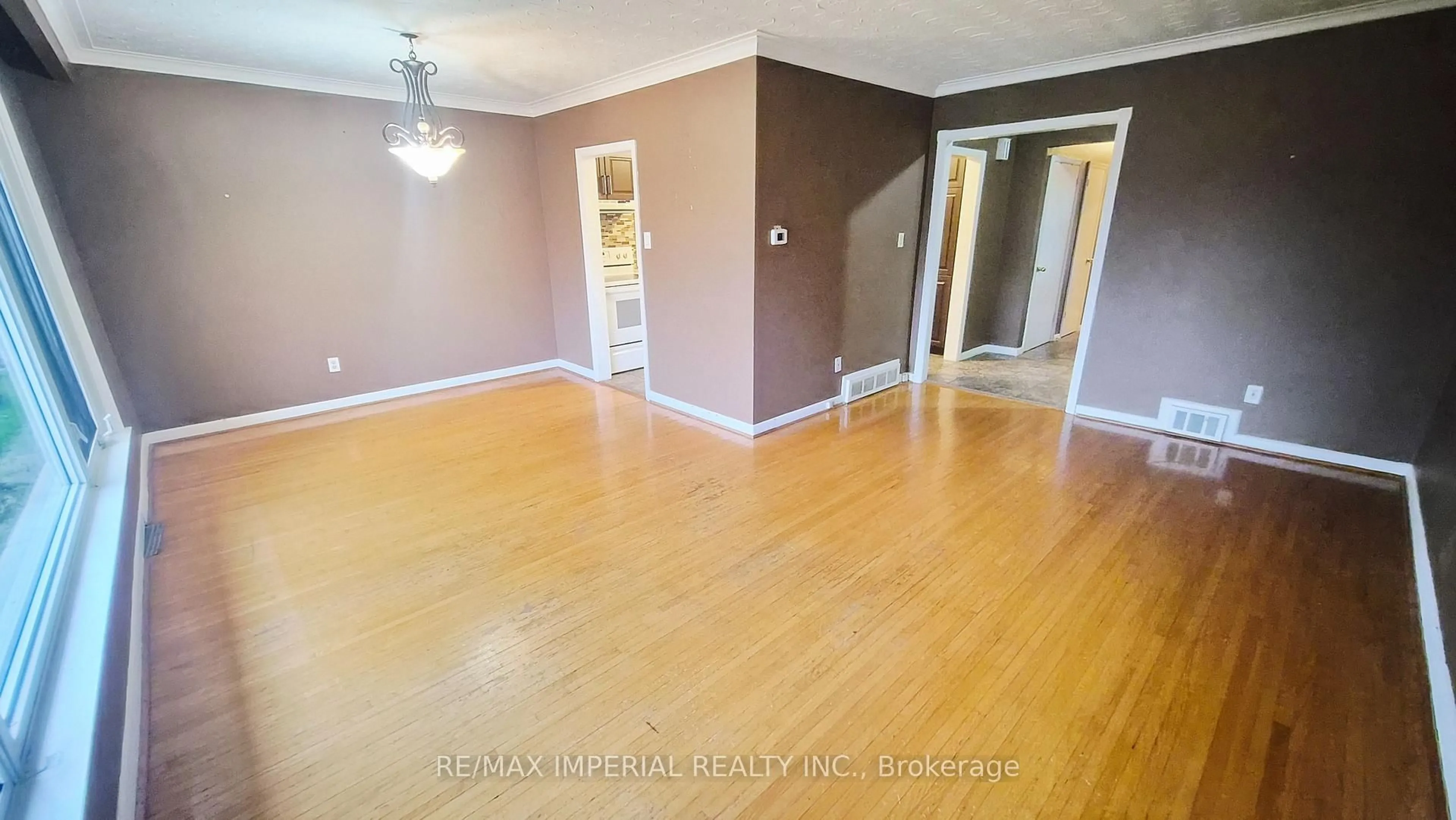 A pic of a room for 422 Lynett Cres, Richmond Hill Ontario L4C 2V7