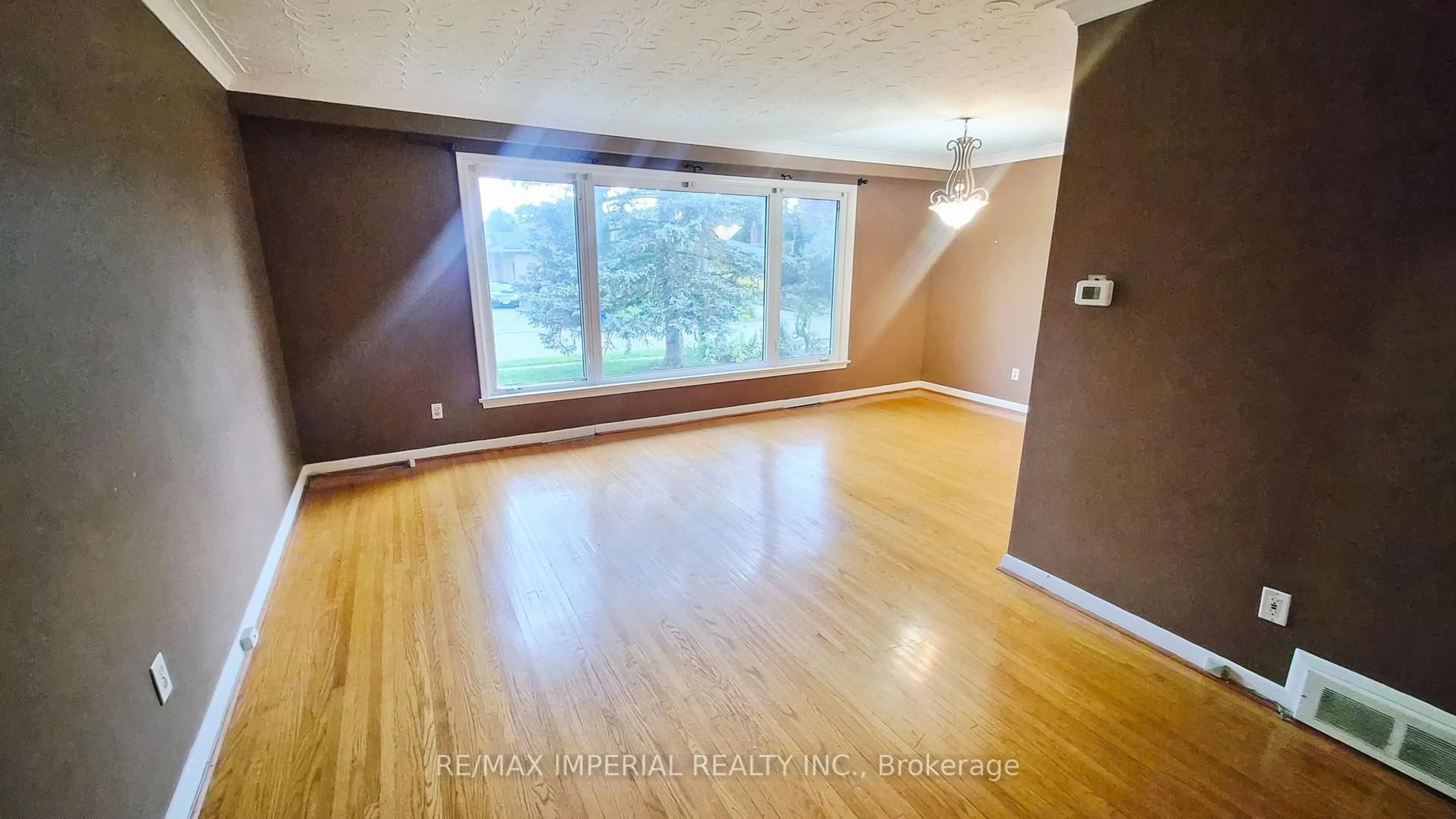A pic of a room for 422 Lynett Cres, Richmond Hill Ontario L4C 2V7