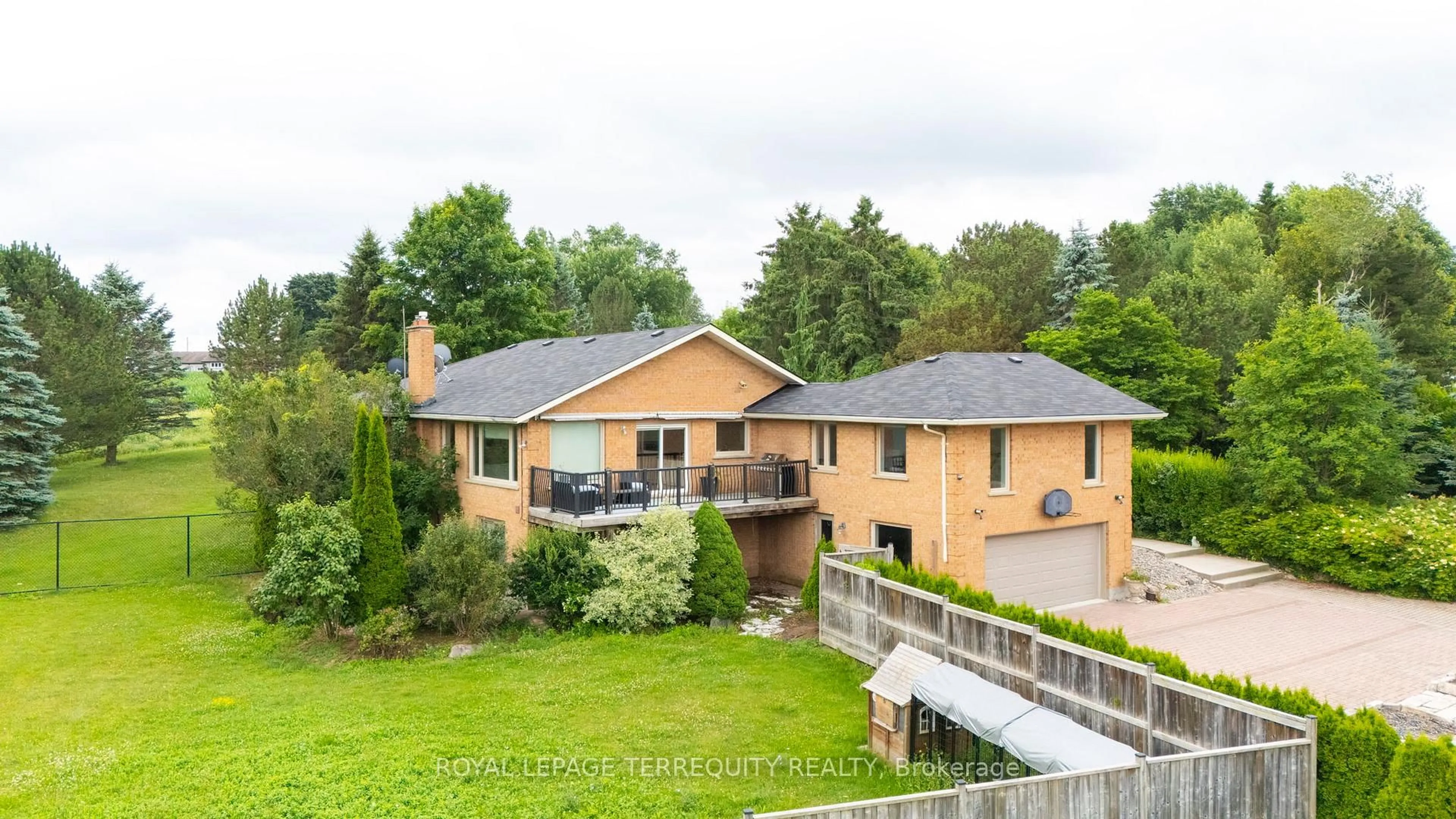 A pic from outside/outdoor area/front of a property/back of a property/a pic from drone, unknown for 1041 15th Side Rd, New Tecumseth Ontario L0G 1T0