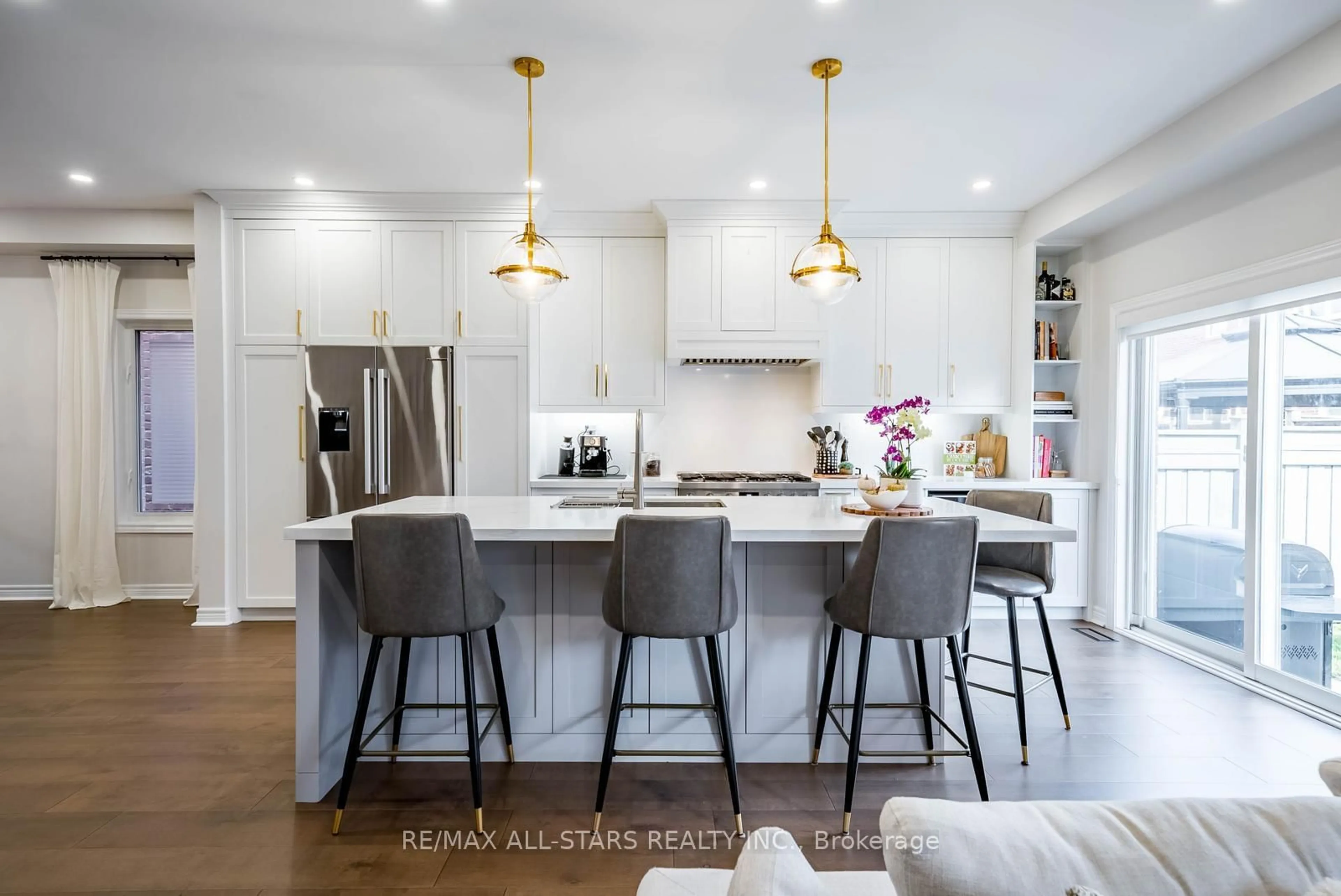 Open concept kitchen, unknown for 27 Horn St, Whitchurch-Stouffville Ontario L4A 0X9