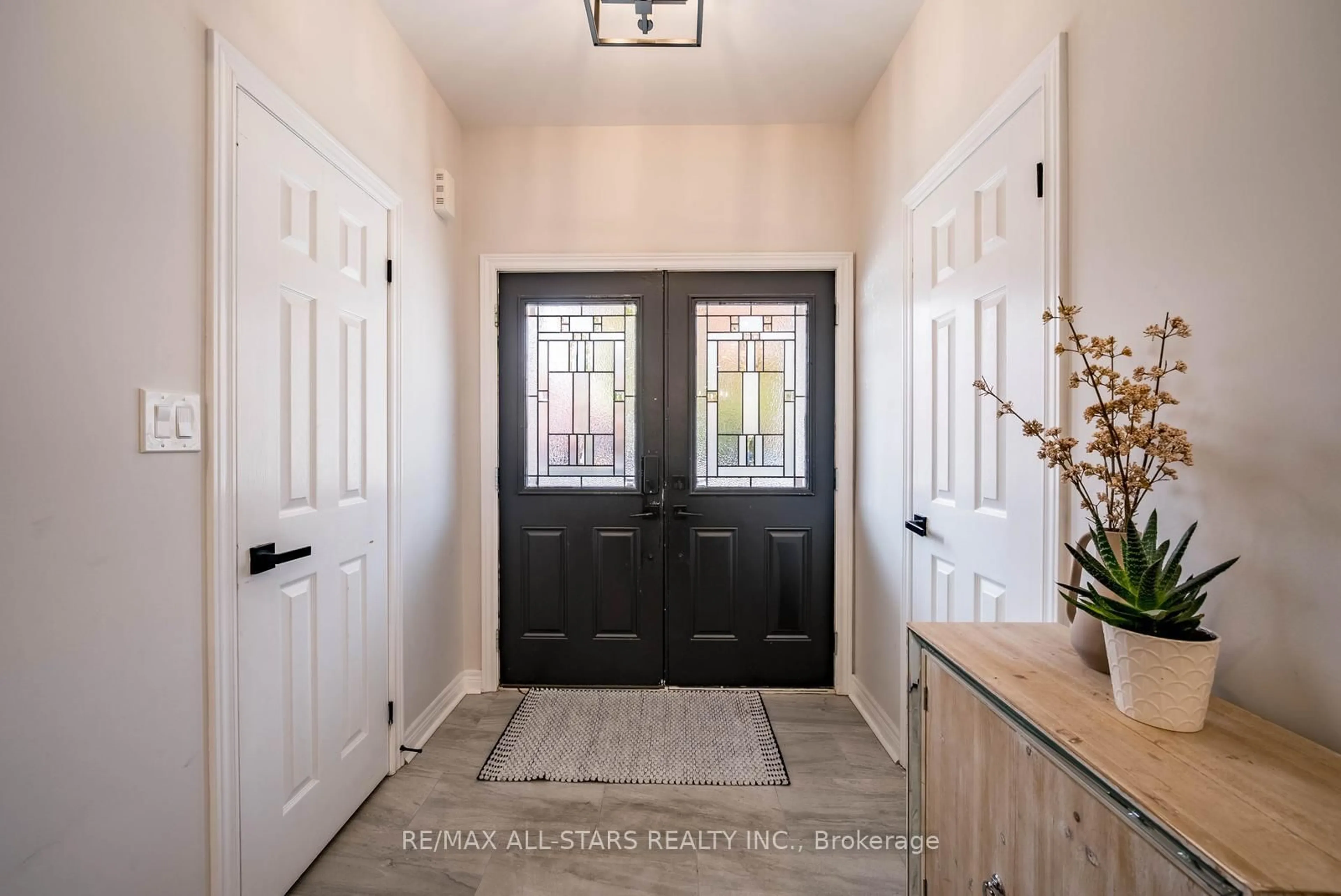 Indoor entryway for 27 Horn St, Whitchurch-Stouffville Ontario L4A 0X9