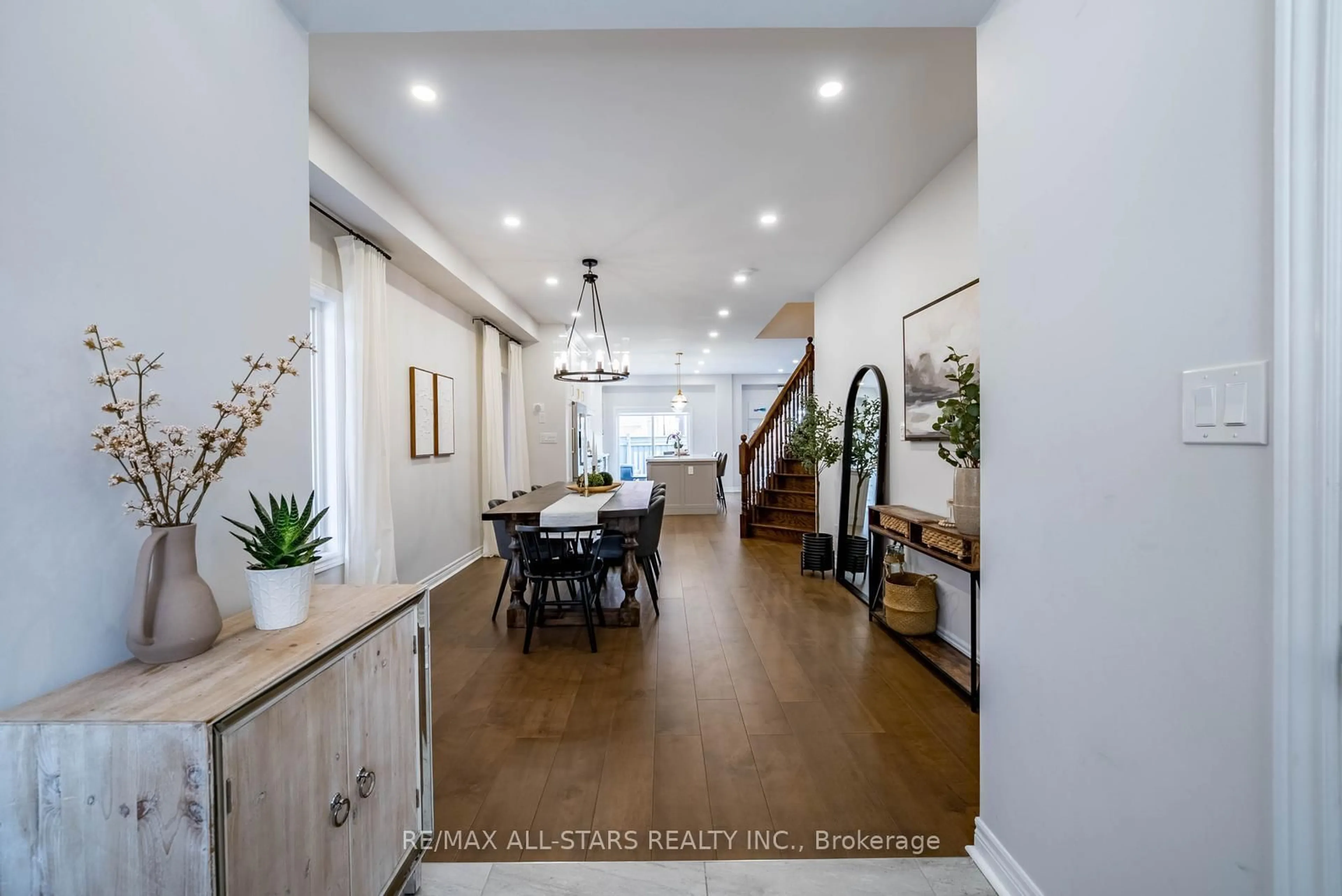 Indoor entryway for 27 Horn St, Whitchurch-Stouffville Ontario L4A 0X9