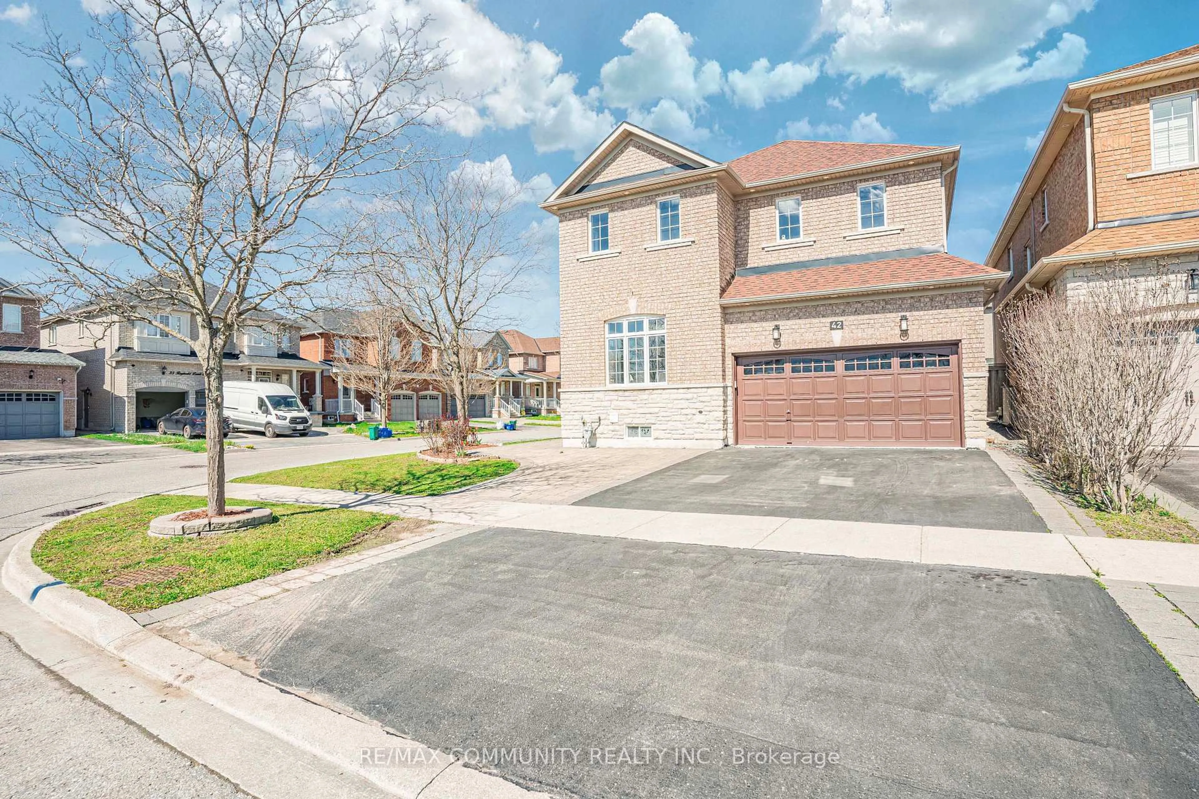 A pic from outside/outdoor area/front of a property/back of a property/a pic from drone, street for 42 Reginald Lamb Cres, Markham Ontario L6B 0B5