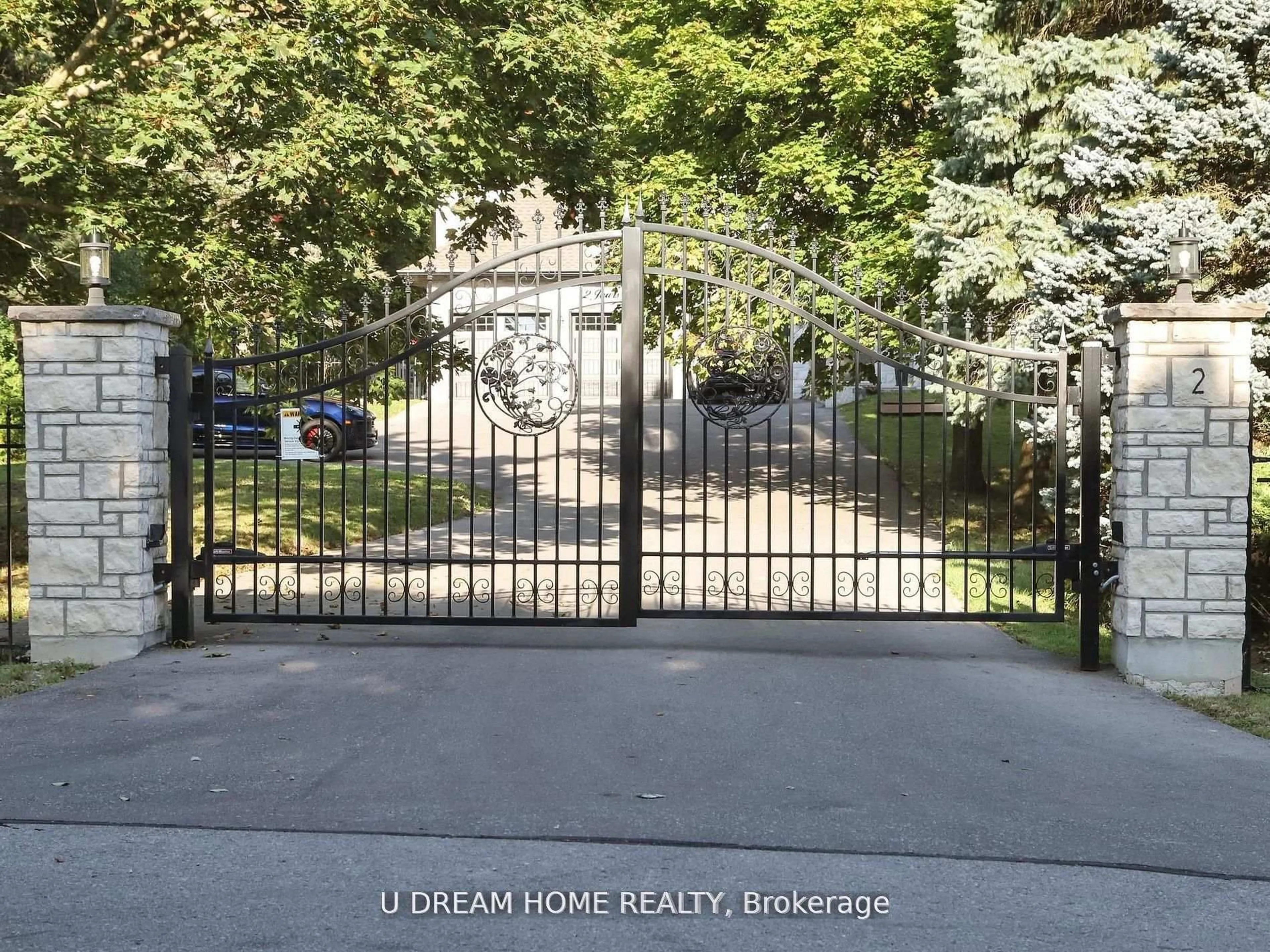 Indoor entryway for 2 Jarvis Ave, Aurora Ontario L4G 6W8