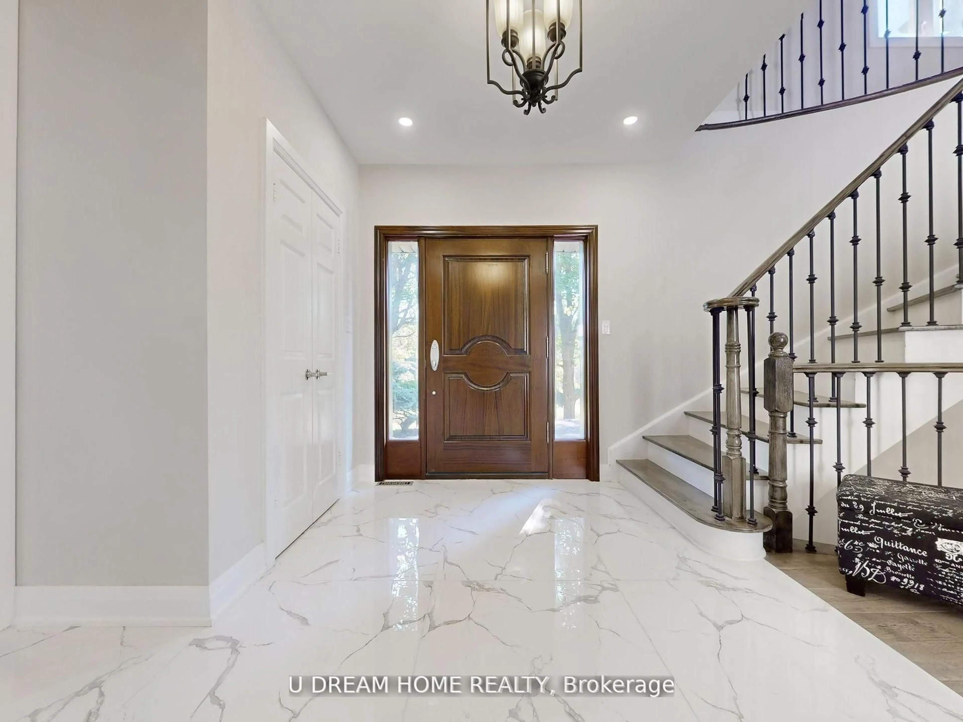 Indoor entryway for 2 Jarvis Ave, Aurora Ontario L4G 6W8