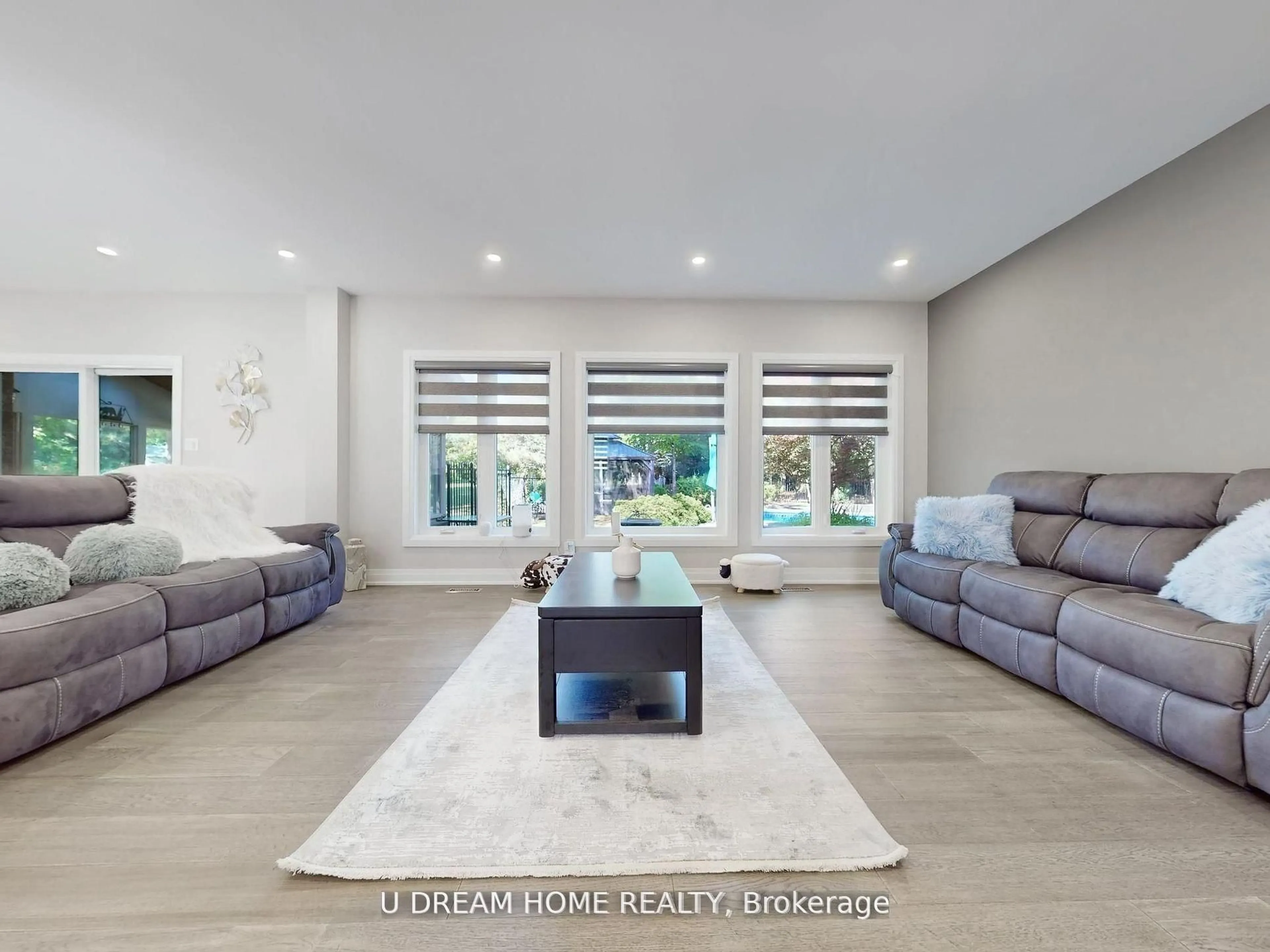 Living room with furniture, unknown for 2 Jarvis Ave, Aurora Ontario L4G 6W8