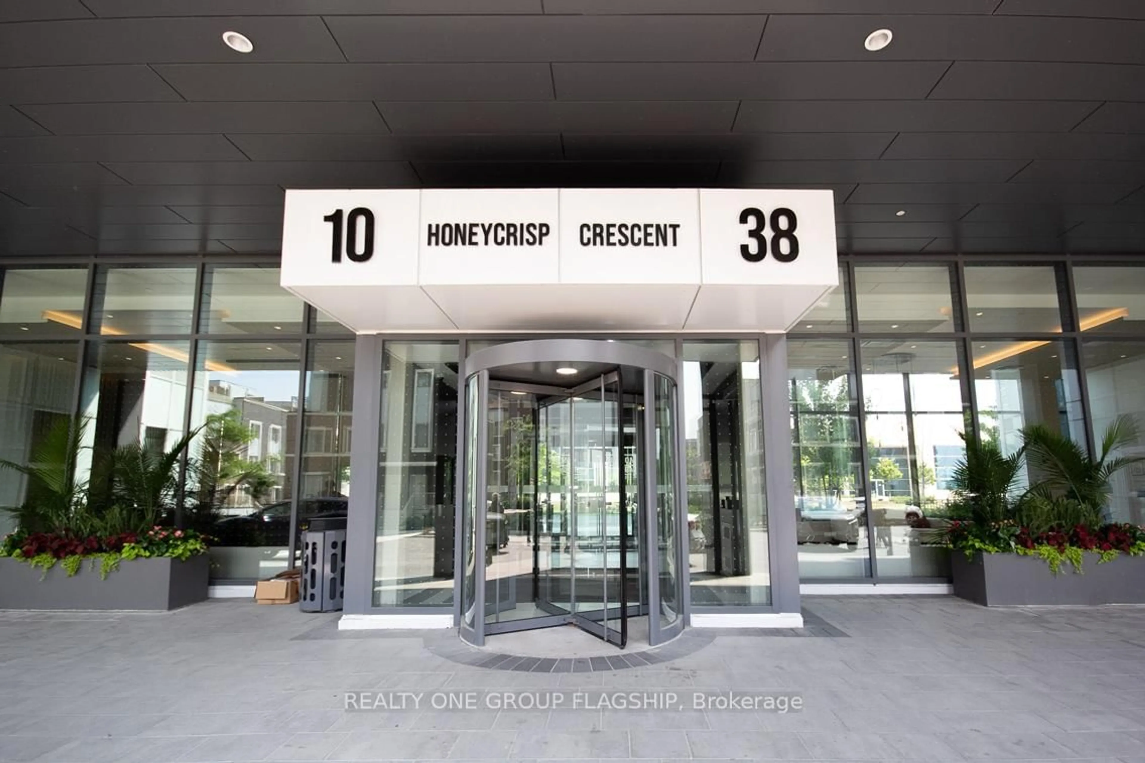 Indoor foyer for 38 Honeycrisp Cres #308E, Vaughan Ontario L4K 0M8