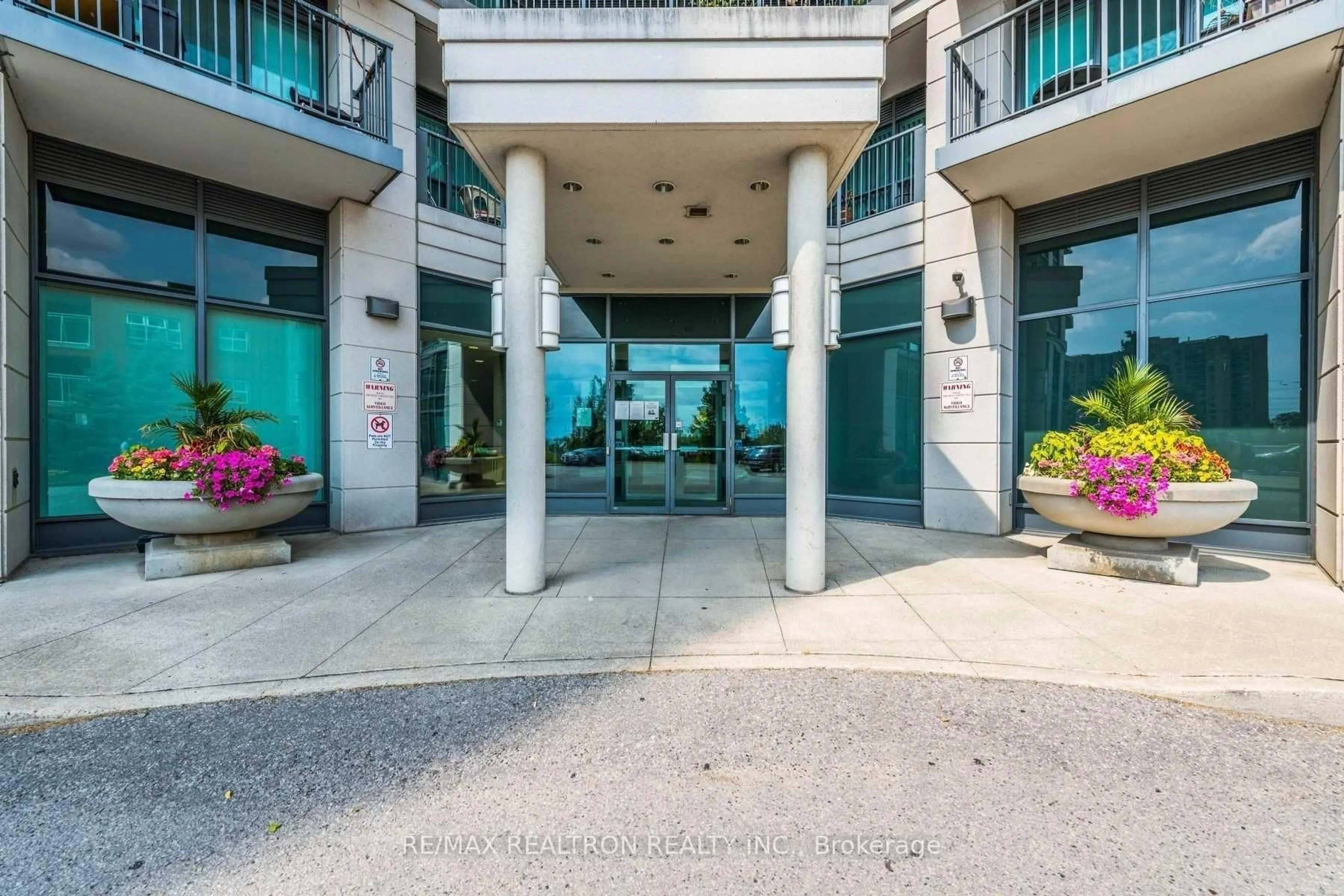 Indoor foyer for 185 Oneida Cres #505, Richmond Hill Ontario L4B 0B1