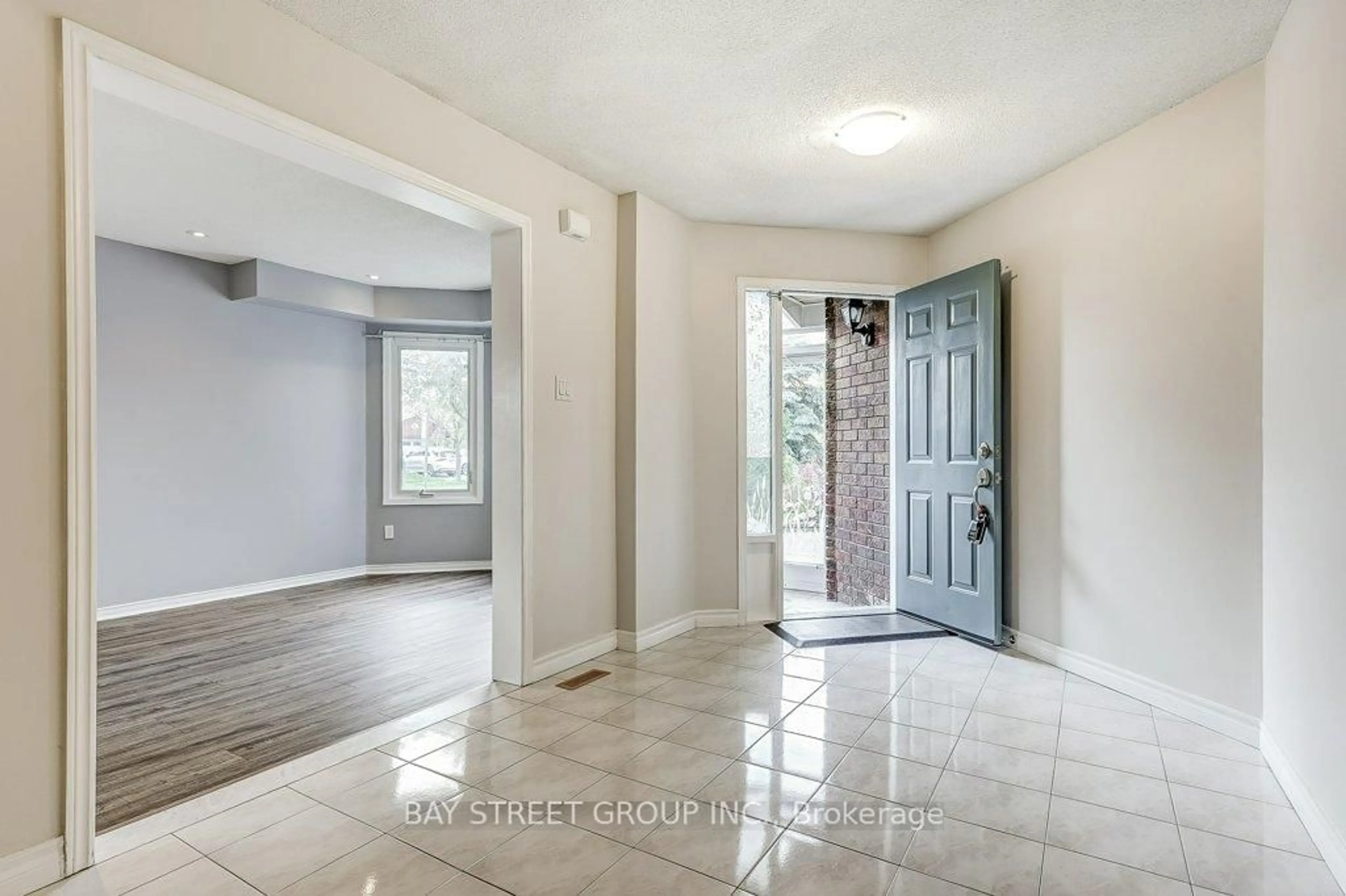 Indoor entryway for 1 Price St, Richmond Hill Ontario L4S 1E1