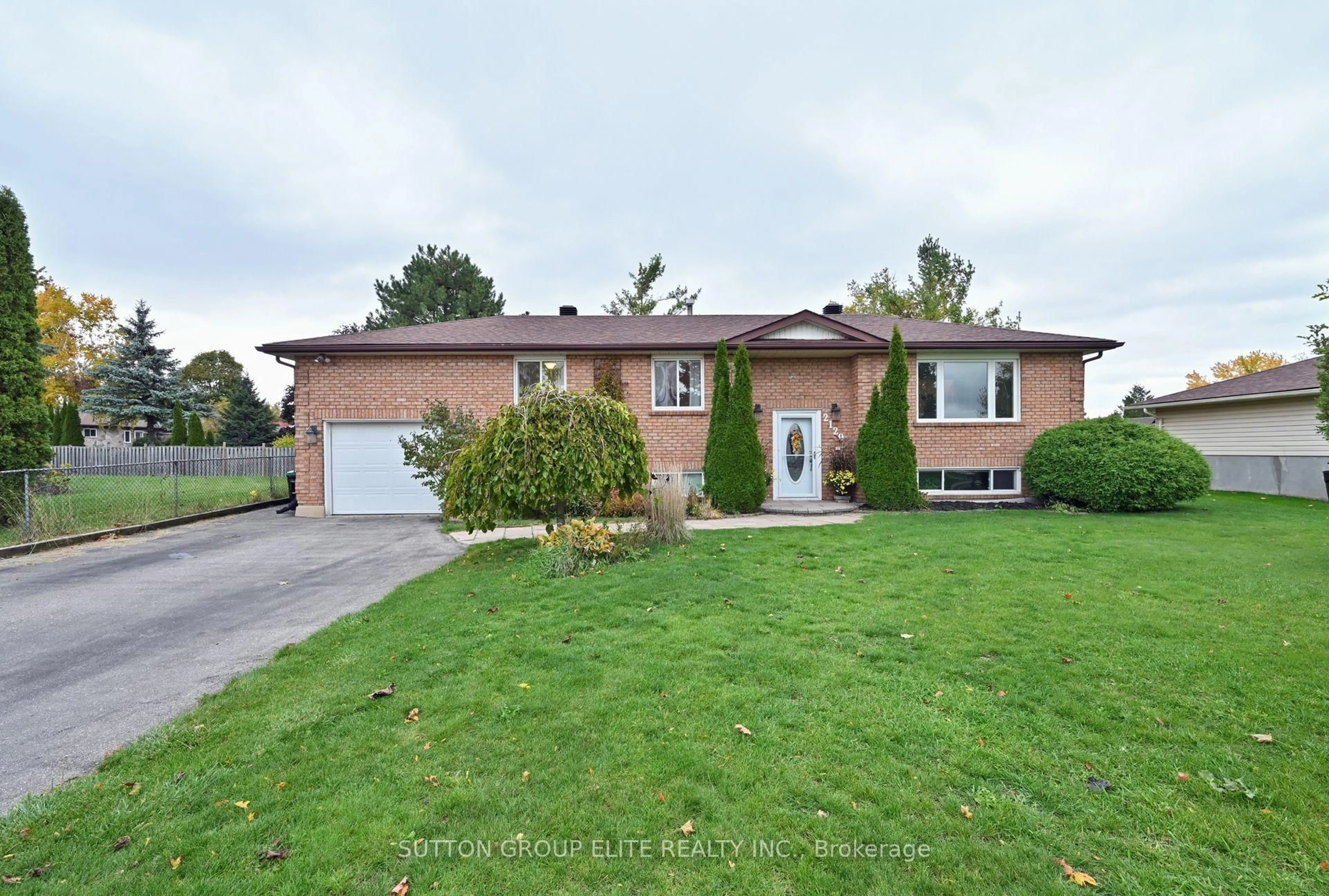 A pic from outside/outdoor area/front of a property/back of a property/a pic from drone, street for 2129 Chantler St, Innisfil Ontario L9S 1B4