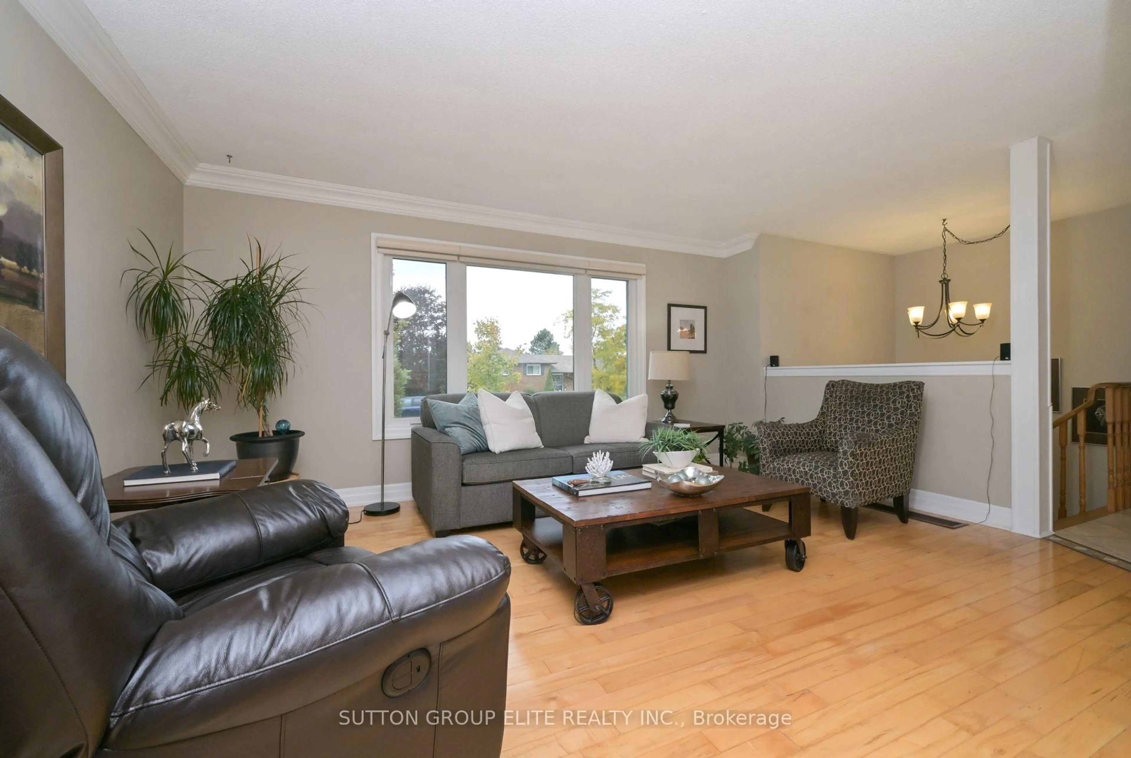Living room with furniture, wood/laminate floor for 2129 Chantler St, Innisfil Ontario L9S 1B4
