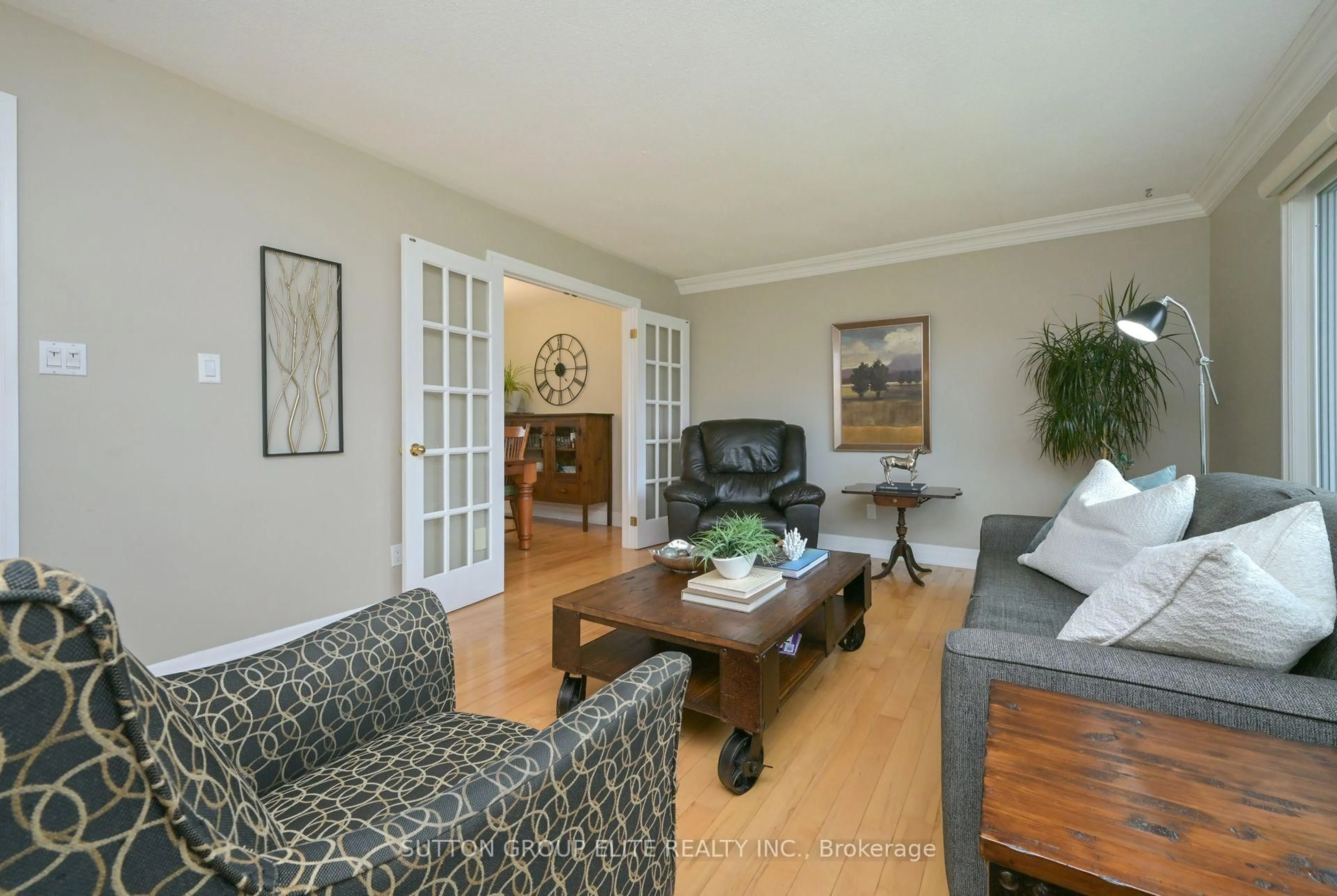 Living room with furniture, wood/laminate floor for 2129 Chantler St, Innisfil Ontario L9S 1B4