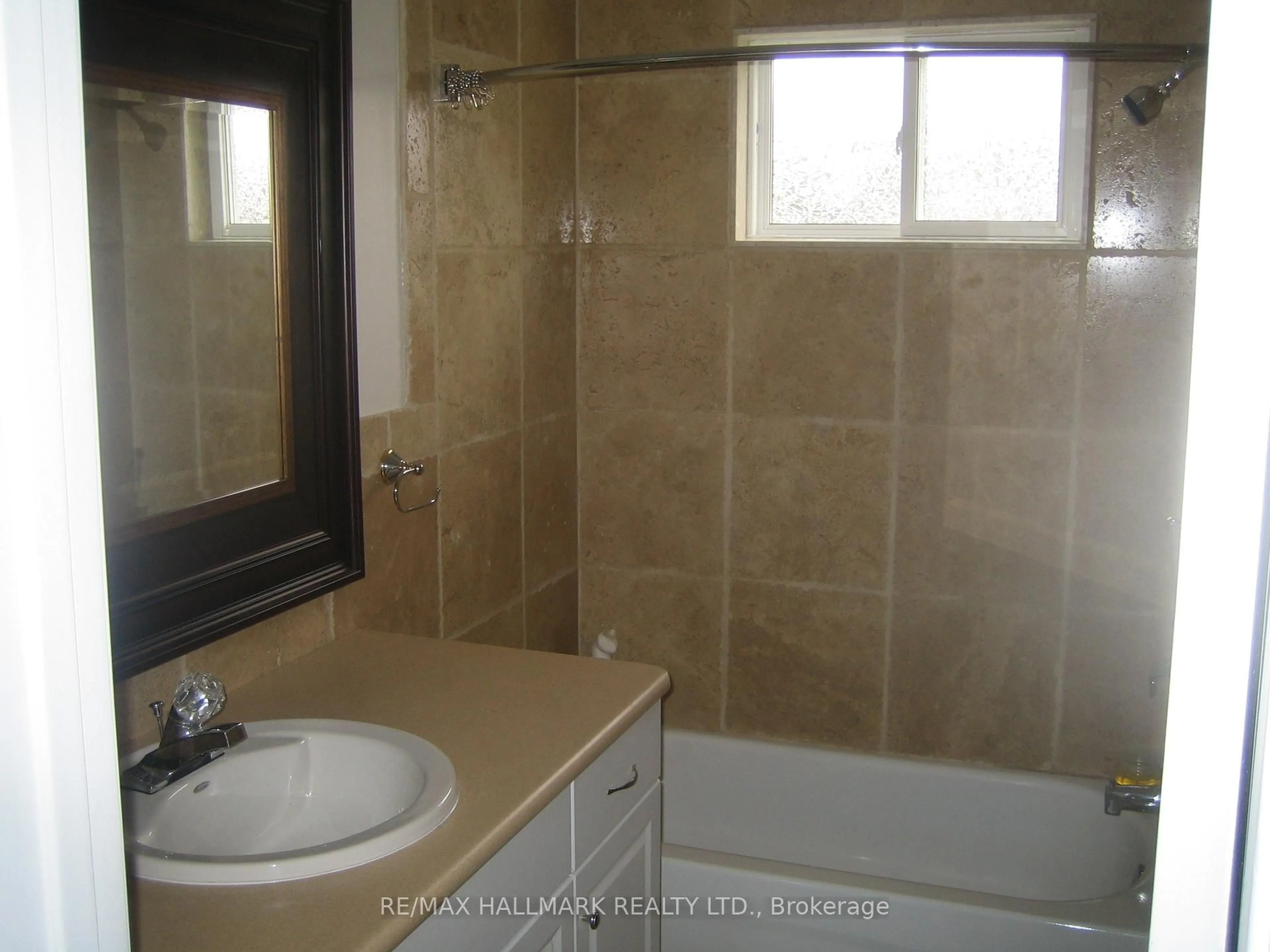 Standard bathroom, ceramic/tile floor for 166 WELDRICK Rd, Richmond Hill Ontario L4C 3V1