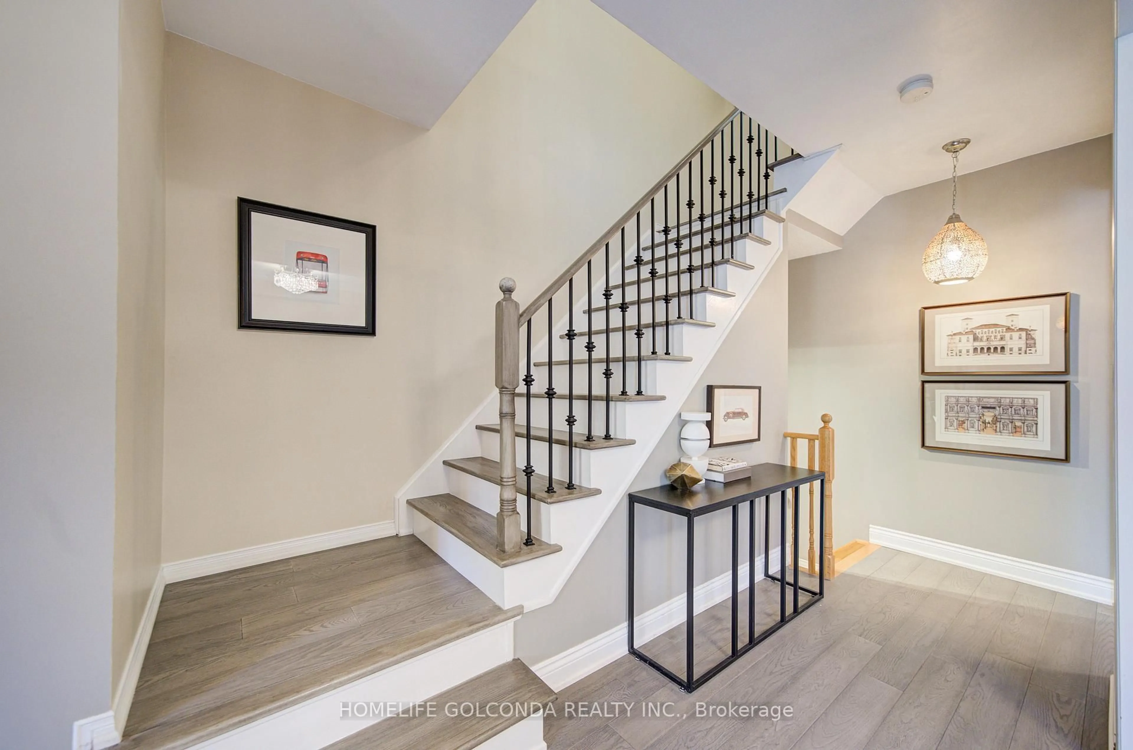 Indoor entryway for 27 Lindcrest Manr, Markham Ontario L6B 0A7