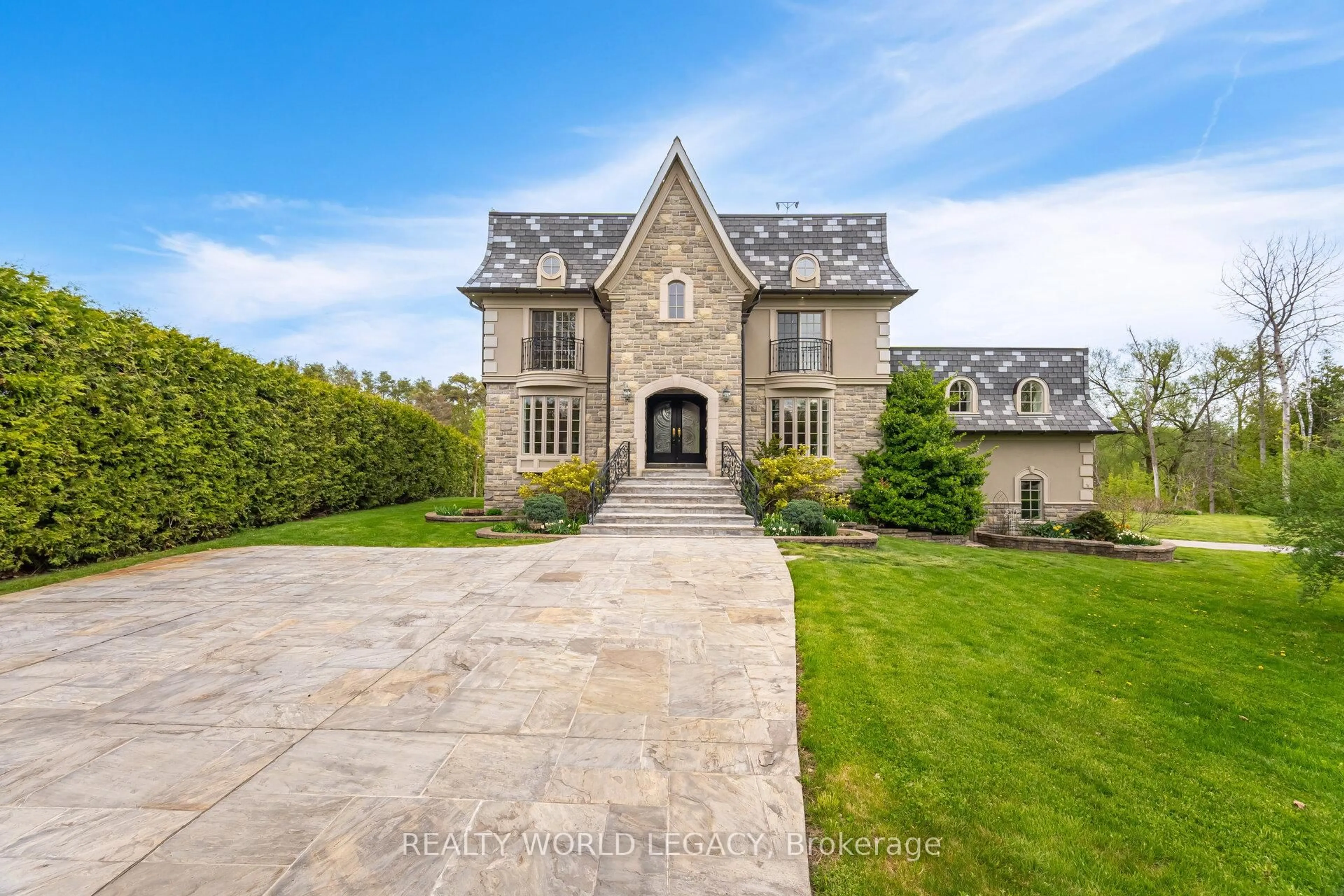 A pic from outside/outdoor area/front of a property/back of a property/a pic from drone, building for 4313 20 Sdrd, Bradford West Gwillimbury Ontario L3Z 2A5