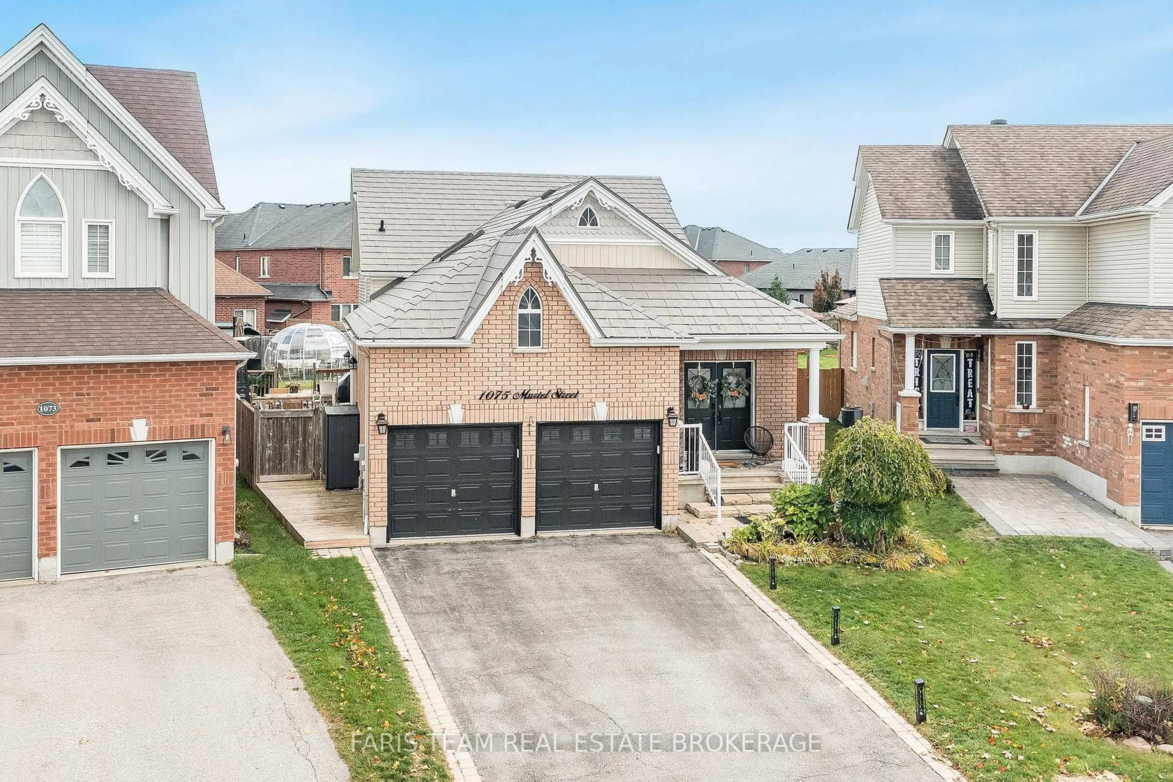 A pic from outside/outdoor area/front of a property/back of a property/a pic from drone, street for 1075 Muriel St, Innisfil Ontario L9S 4W7