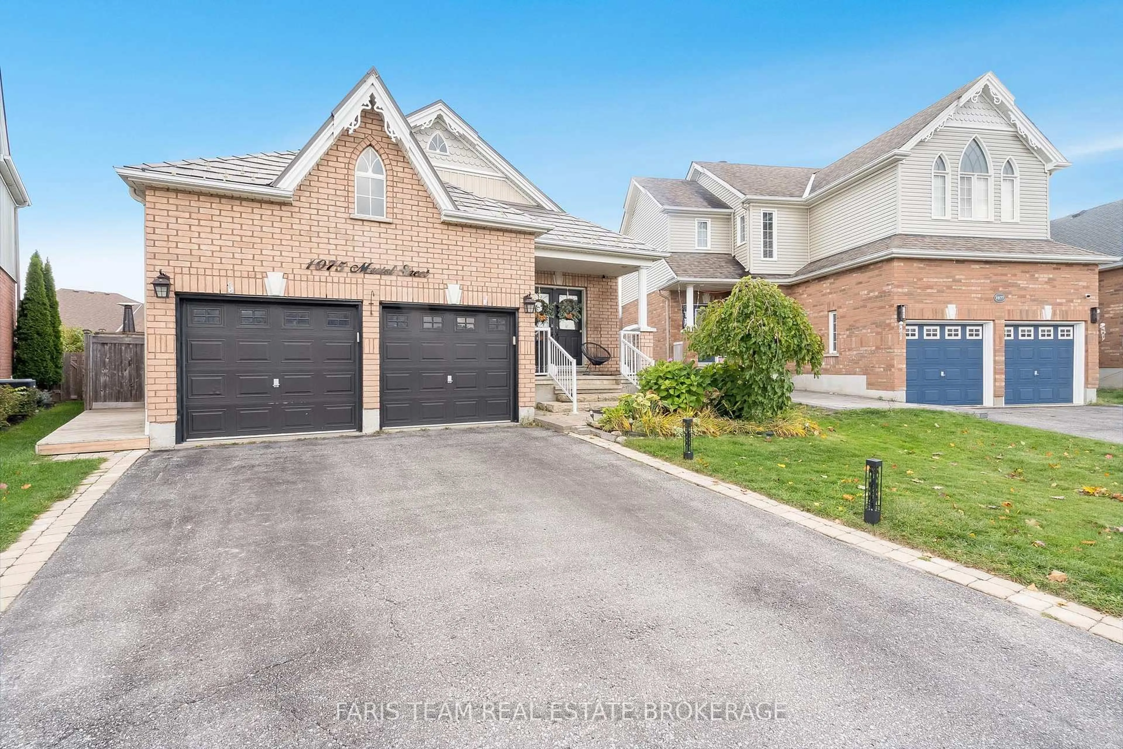 A pic from outside/outdoor area/front of a property/back of a property/a pic from drone, street for 1075 Muriel St, Innisfil Ontario L9S 4W7