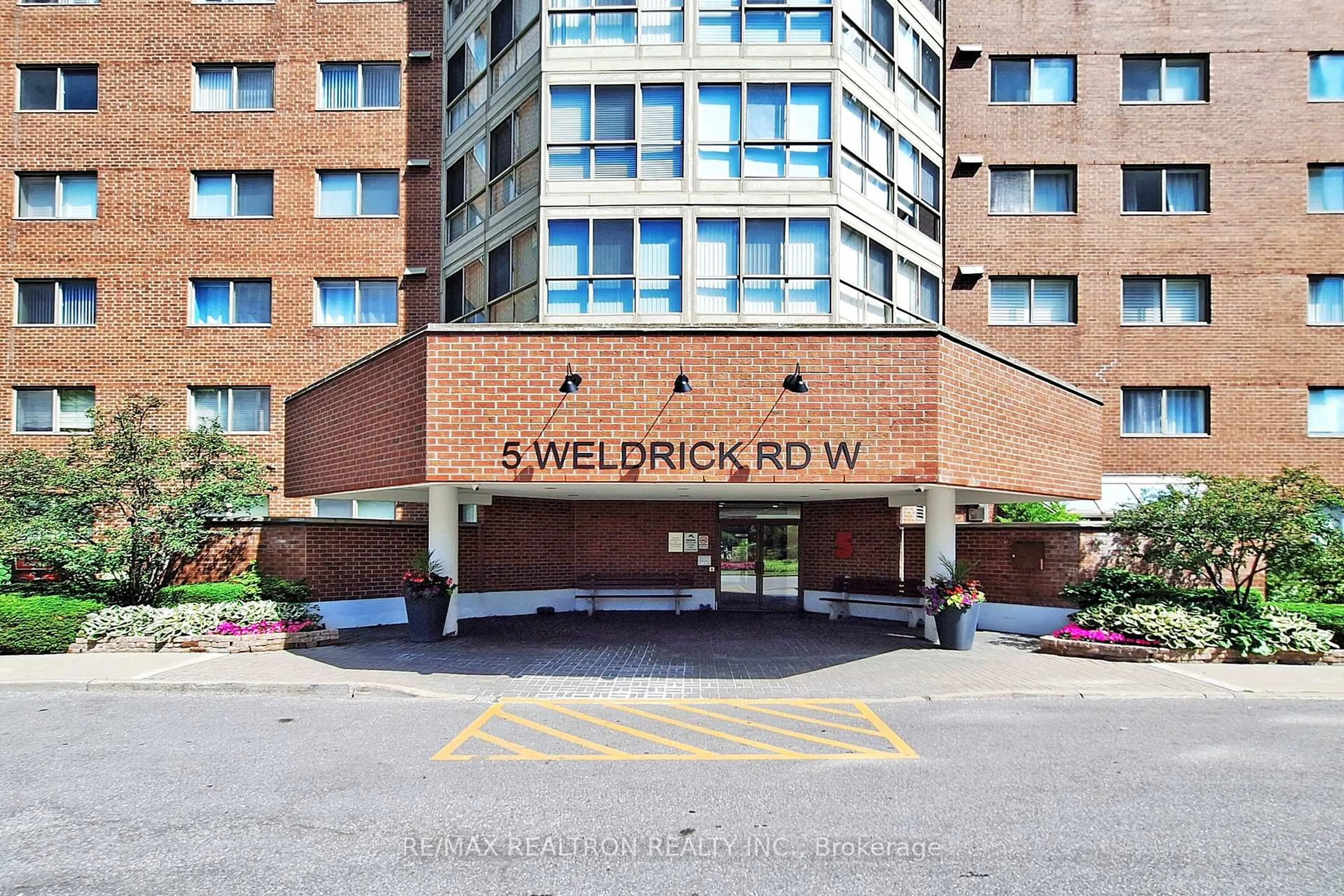 Indoor foyer for 5 Weldrick Rd #703, Richmond Hill Ontario L4C 8S9
