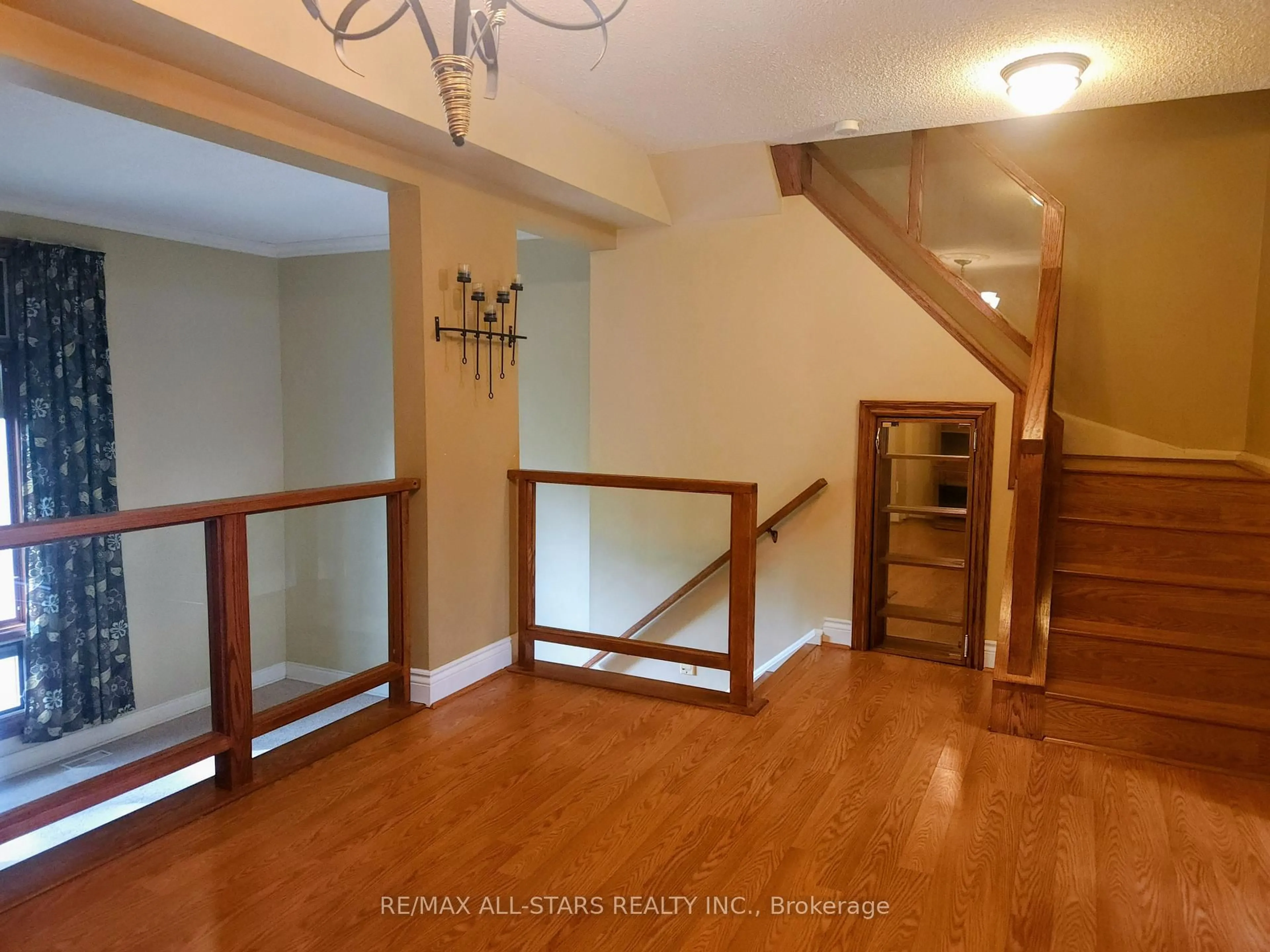 Indoor foyer for 6 Hepworth Way, Markham Ontario L3P 3S9