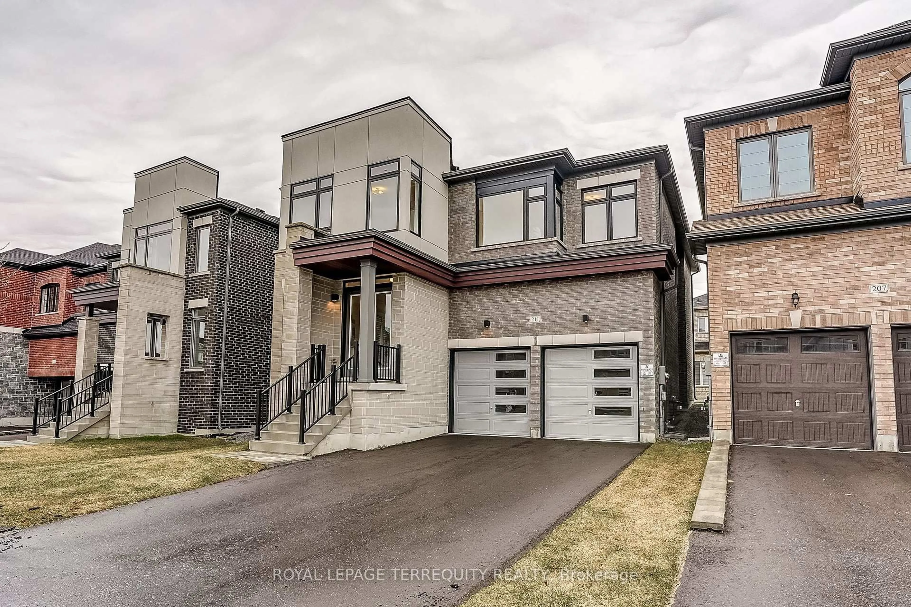 Home with brick exterior material, street for 211 Fallharvest Way, Whitchurch-Stouffville Ontario L4A 5C2